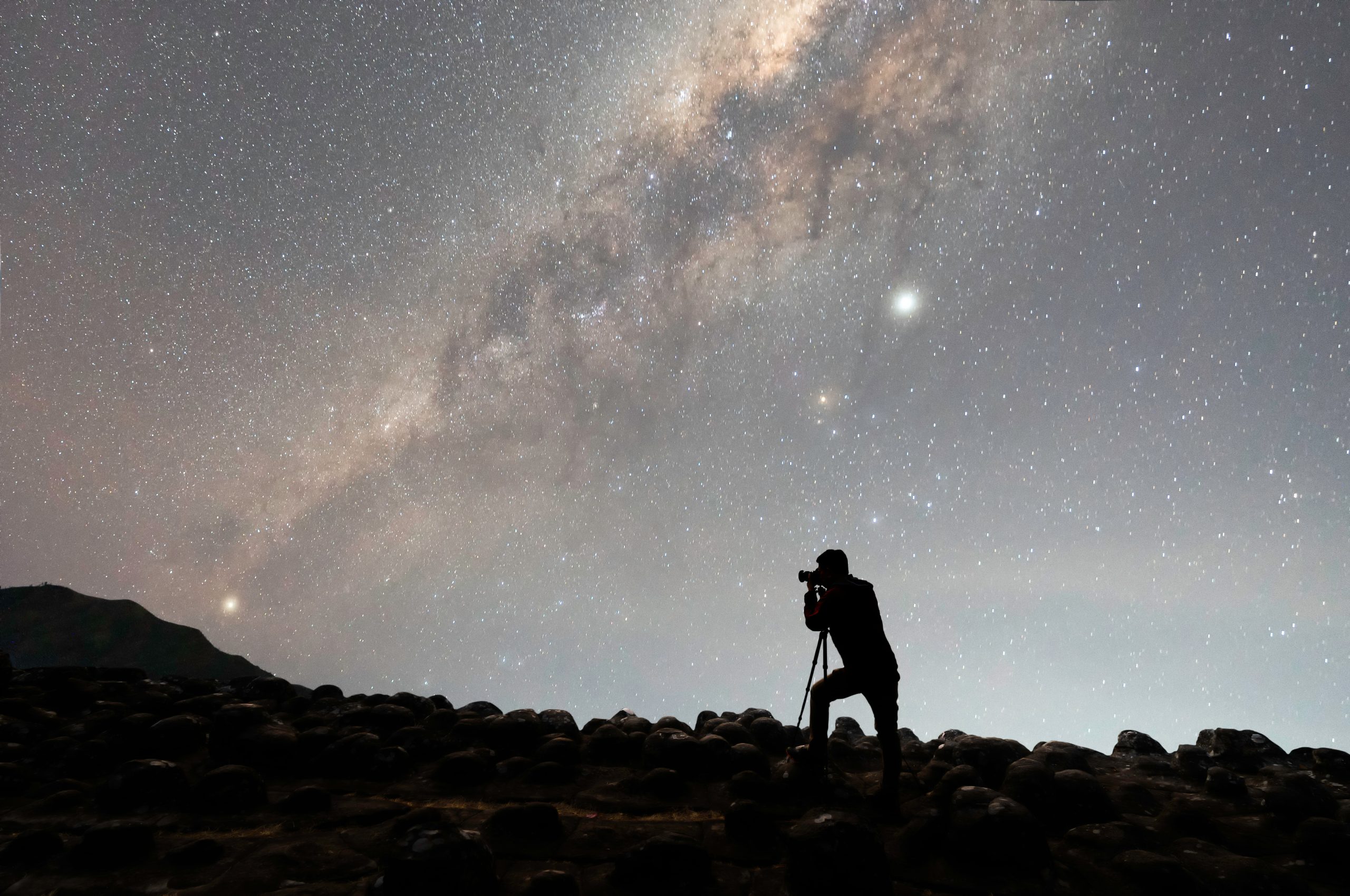 Man tar astrofoto.