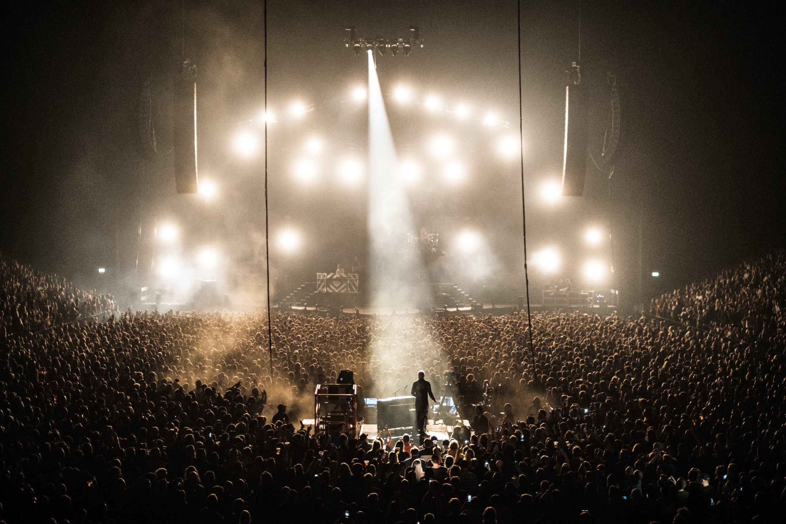 Ljuskägla träffar silhuett på scen