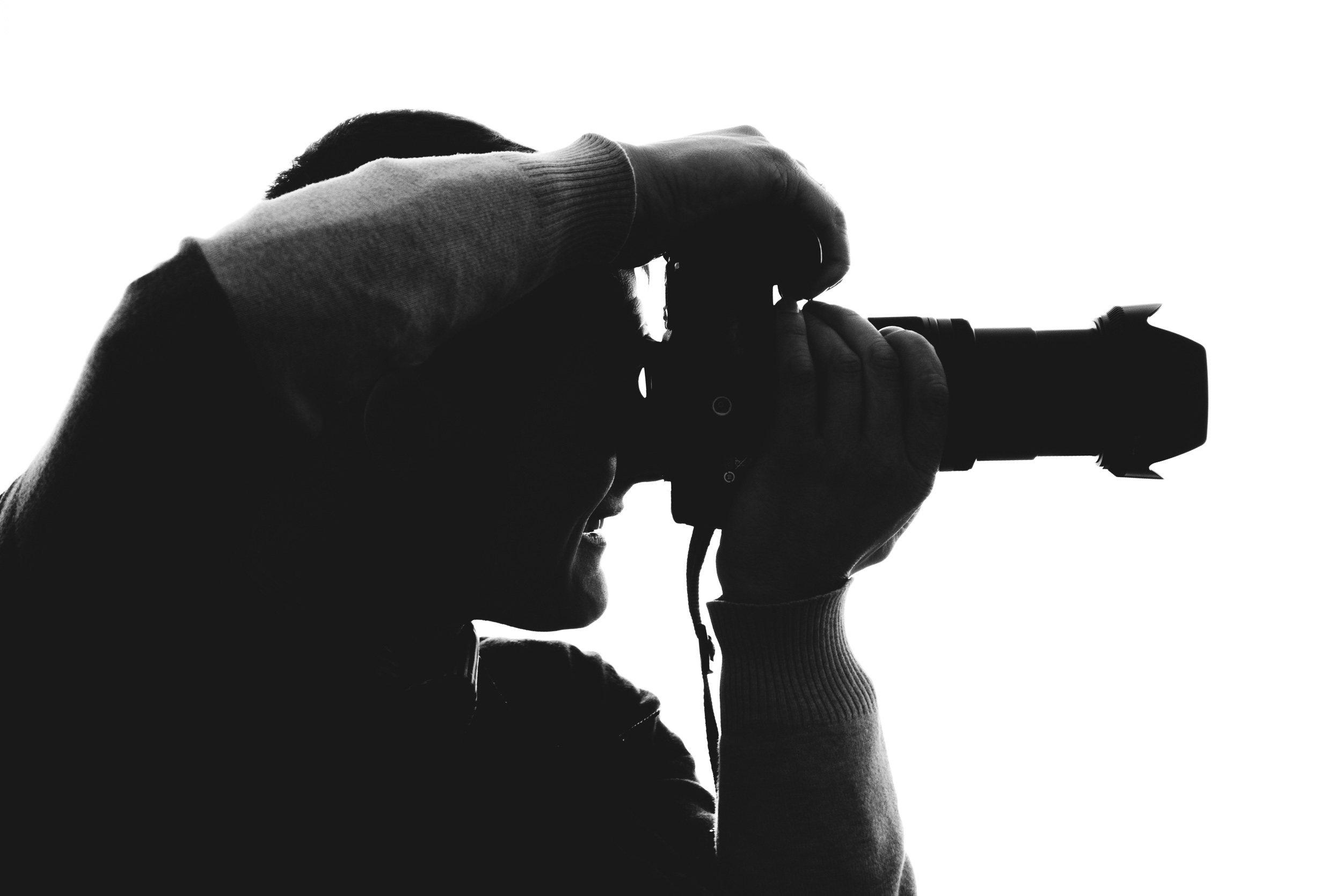 Mand fotograferer med sit kamera.