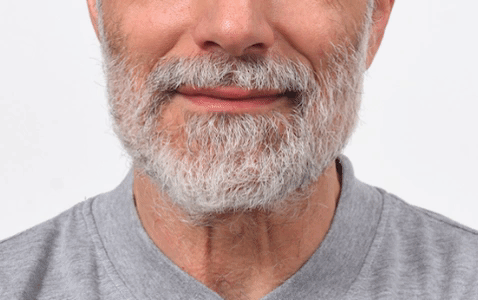 Bildbehandlingen gör att mannen ler. 