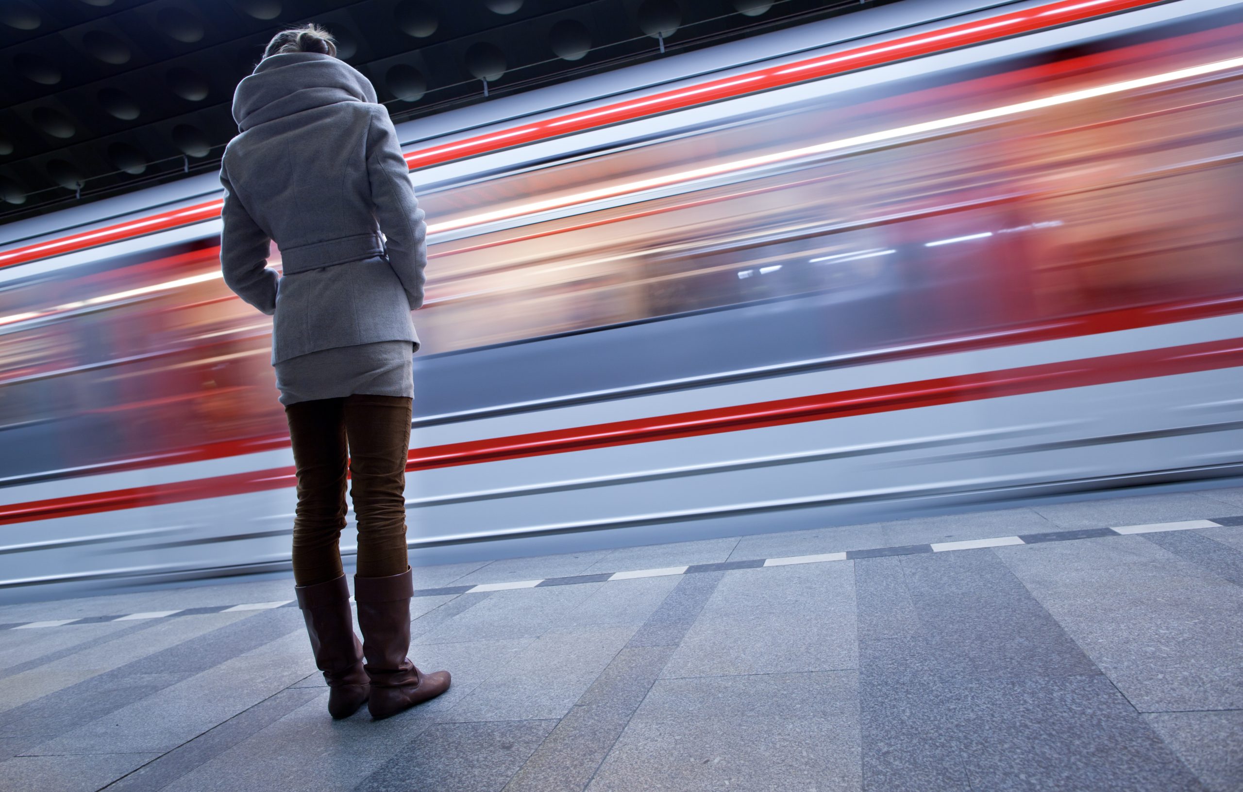 Nainen odottaa junaa