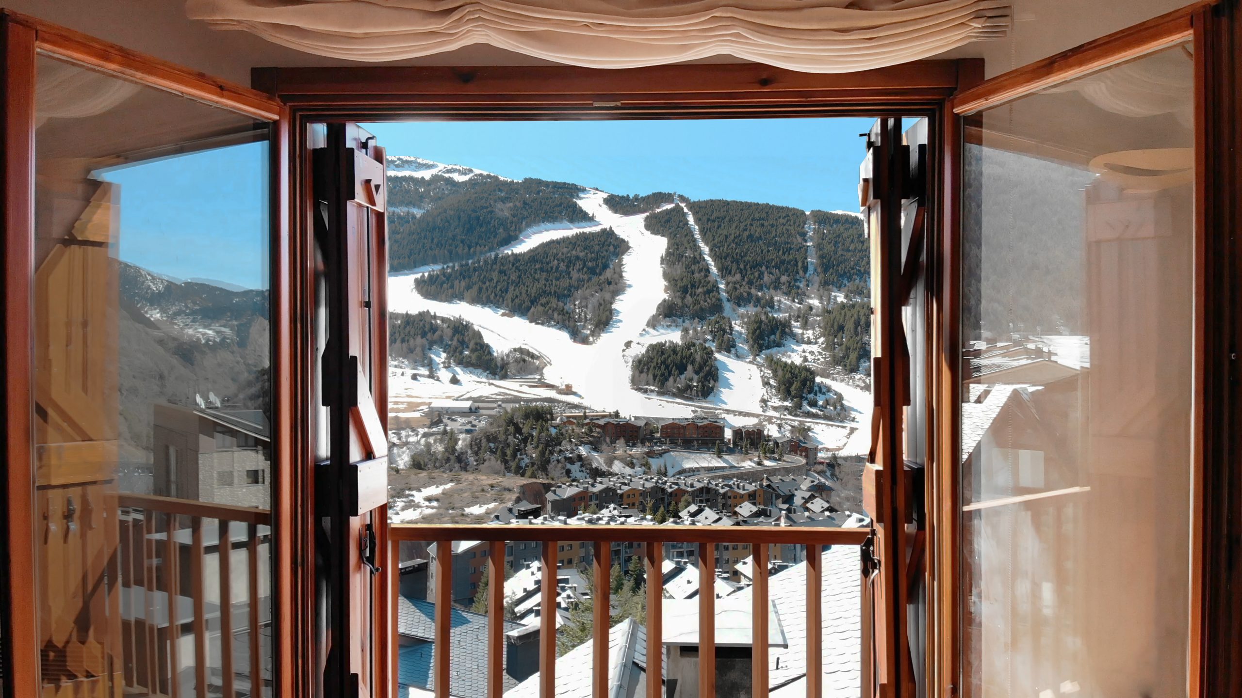 Skidområde sett från fönster. 