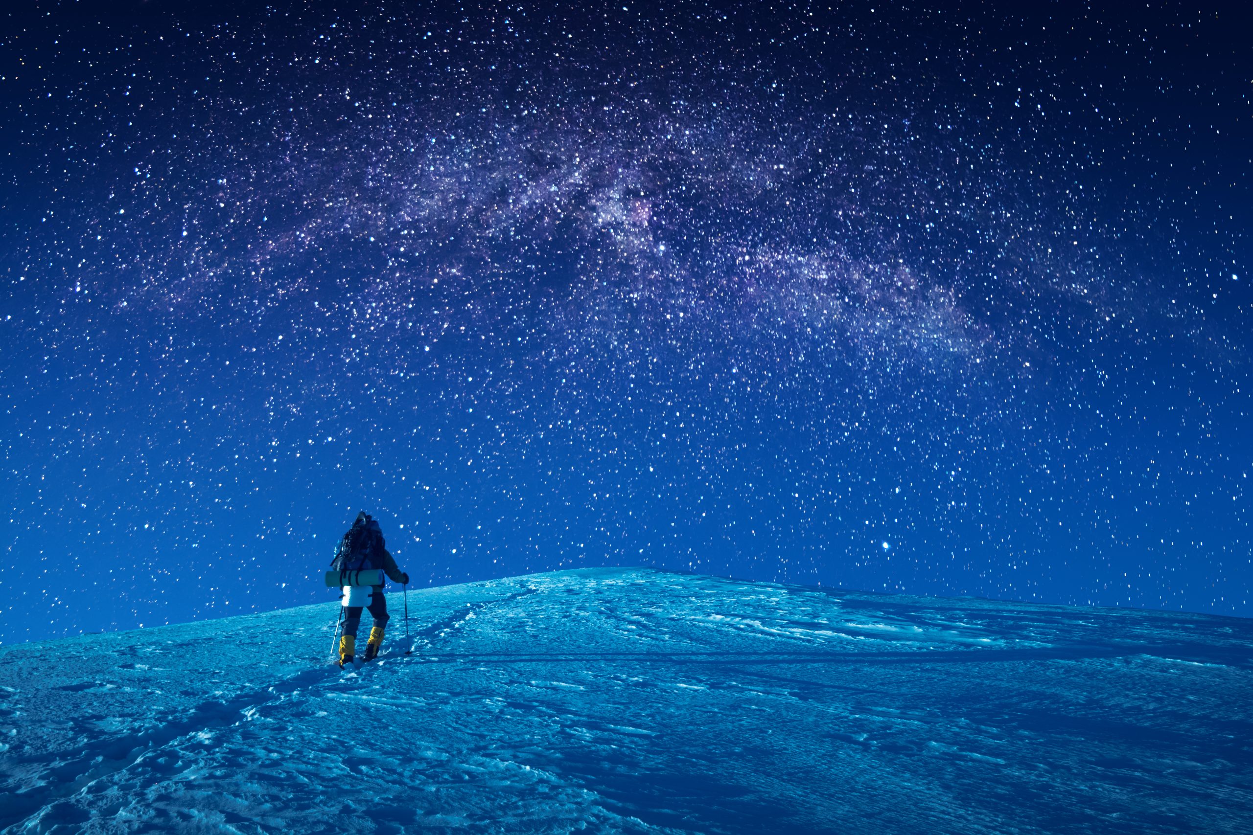 Jalanjäljet lumessa.