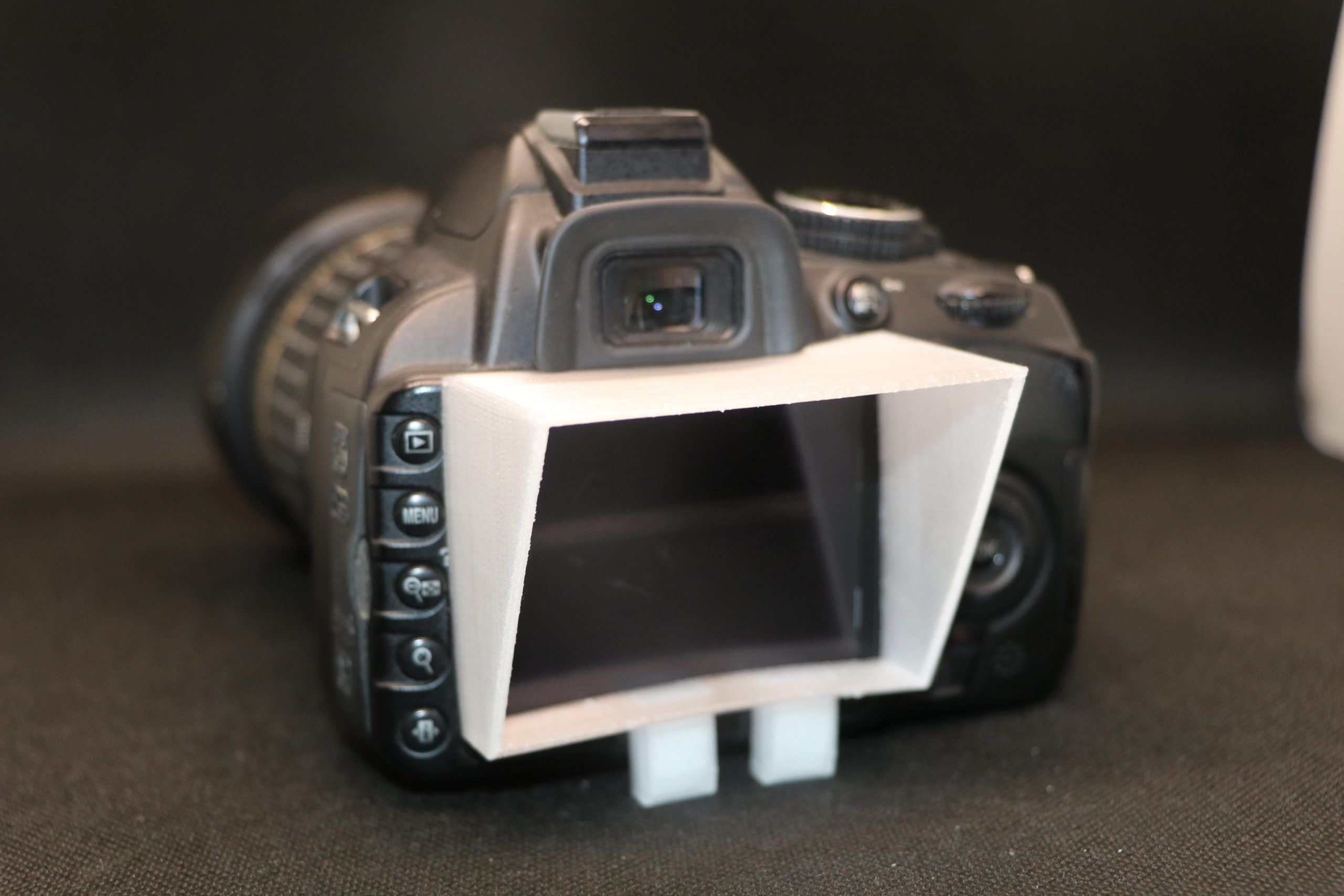 Solskydd till kamerans LCD-skärm.