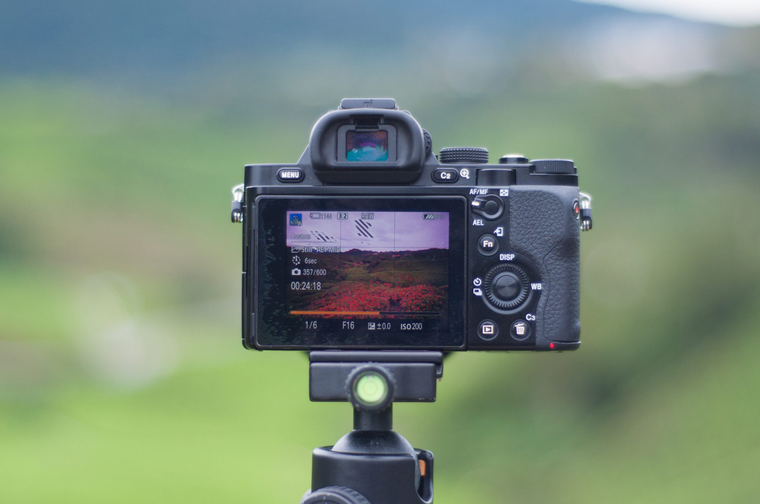 Kamera jalustalla maiseman edessä