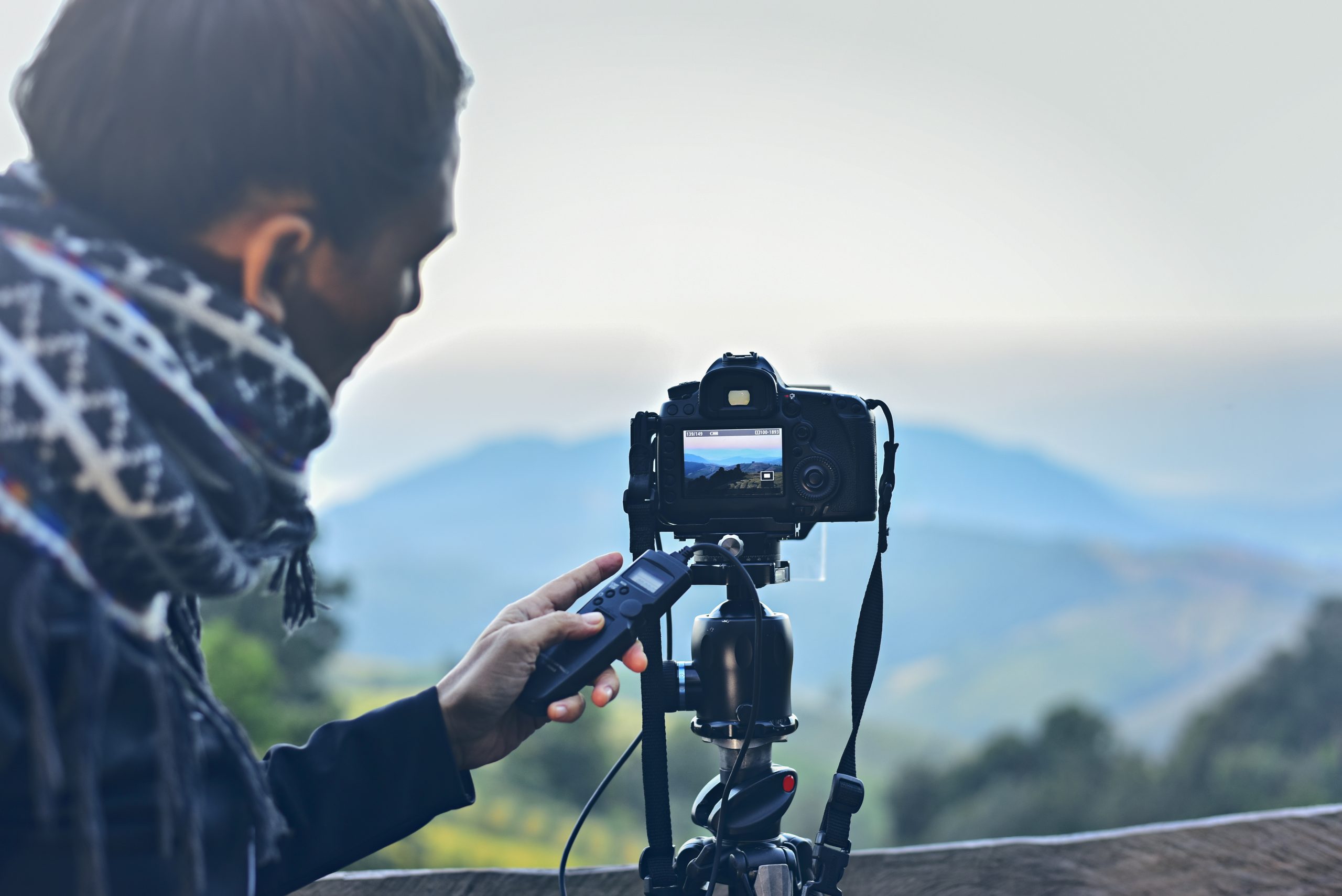 Nainen kuvaa ulkoisella laukaisimella.