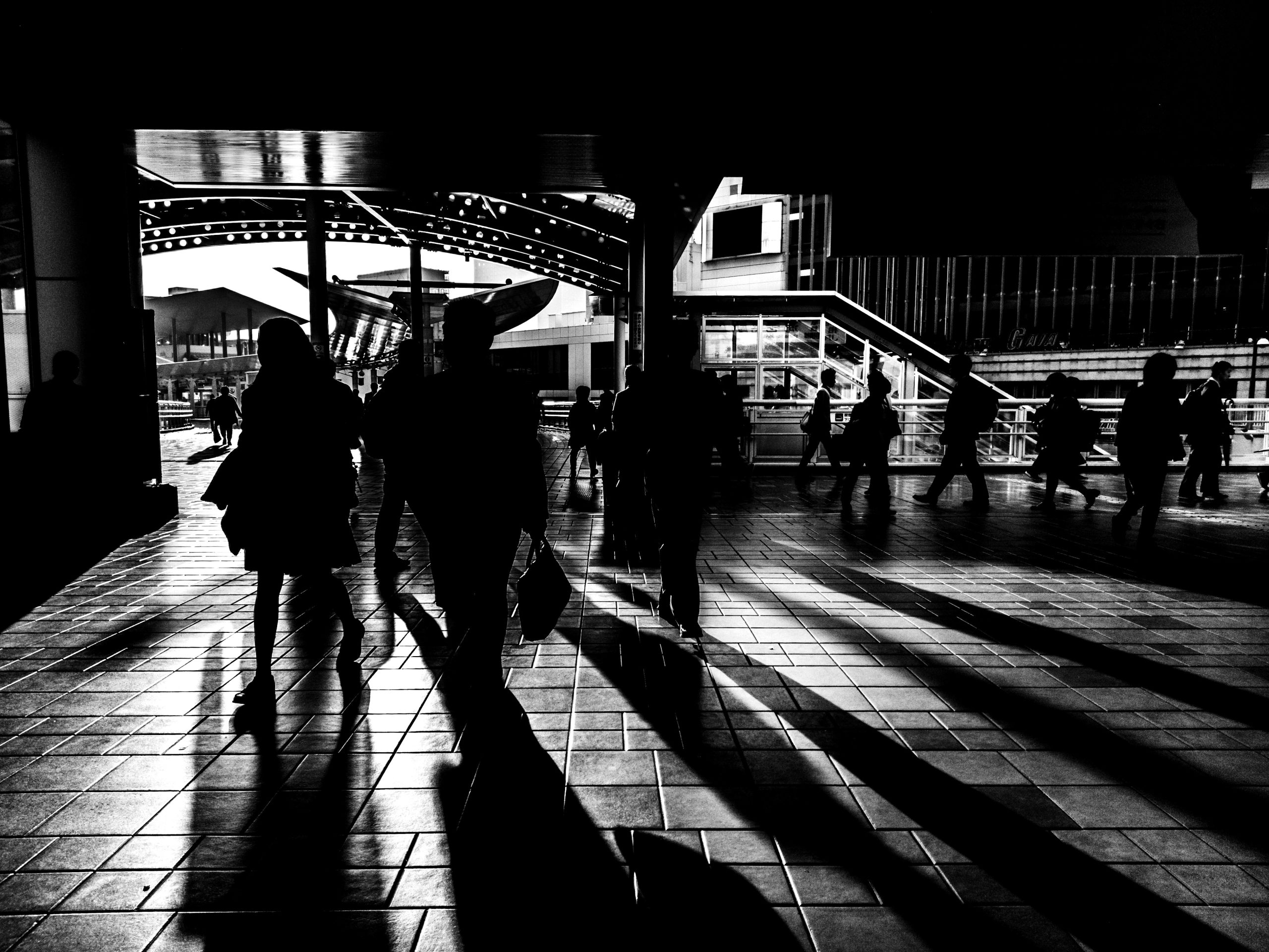 Folk går fram och tillbaka i staden.