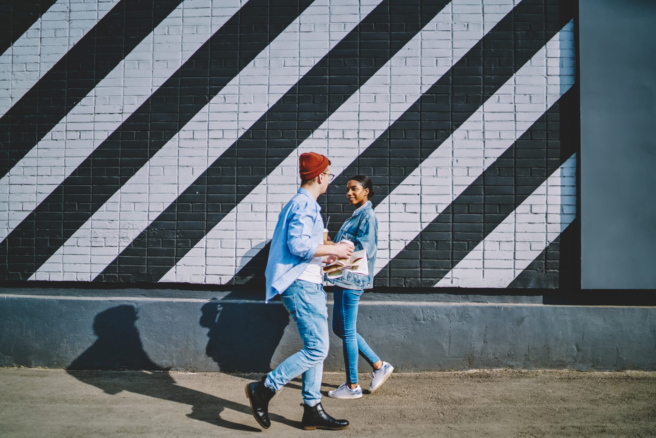 Nainen ja mies kulkevat toistensa ohi kaupungissa