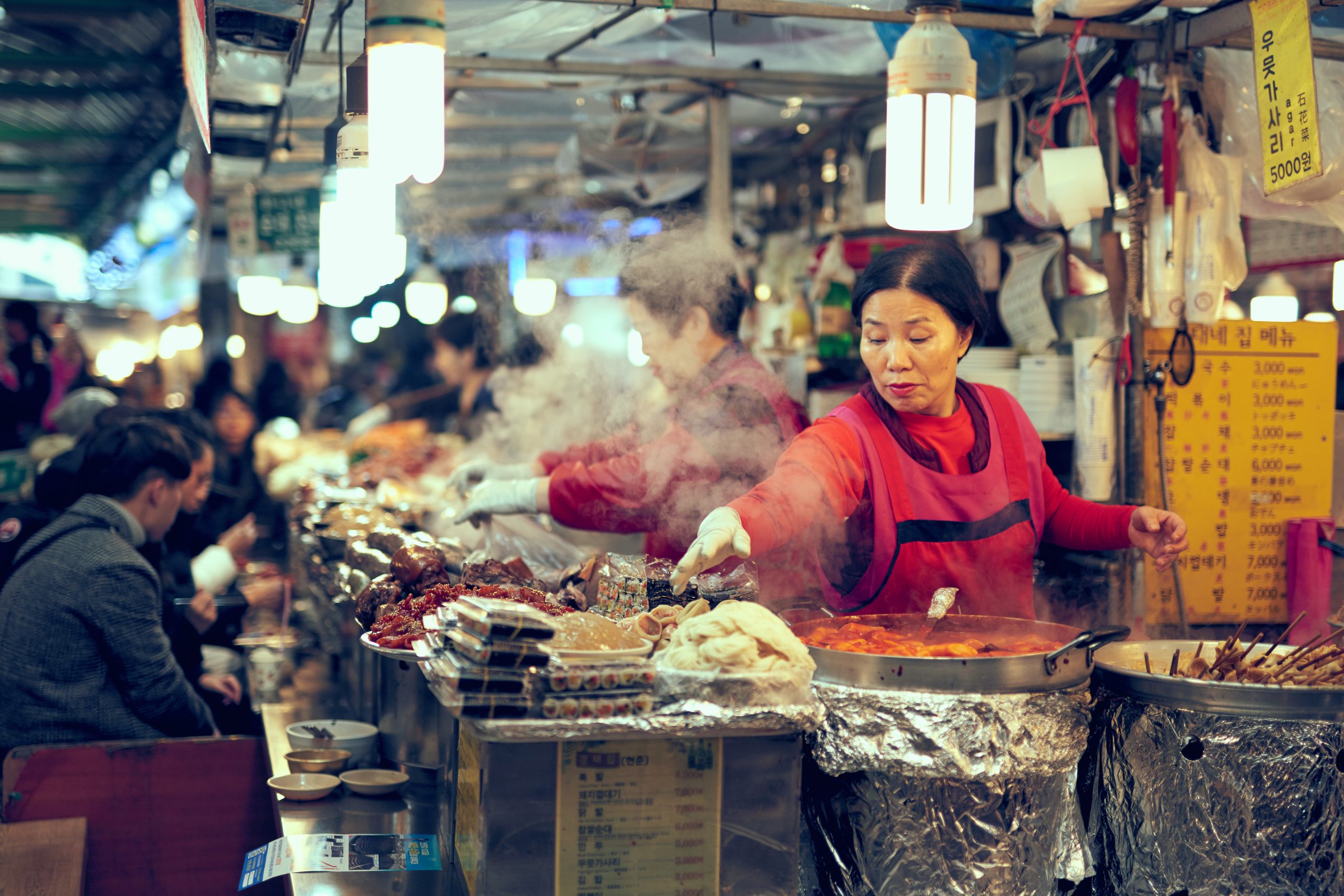 Nainen valmistaa ruokaa ruokamarkkinoilla