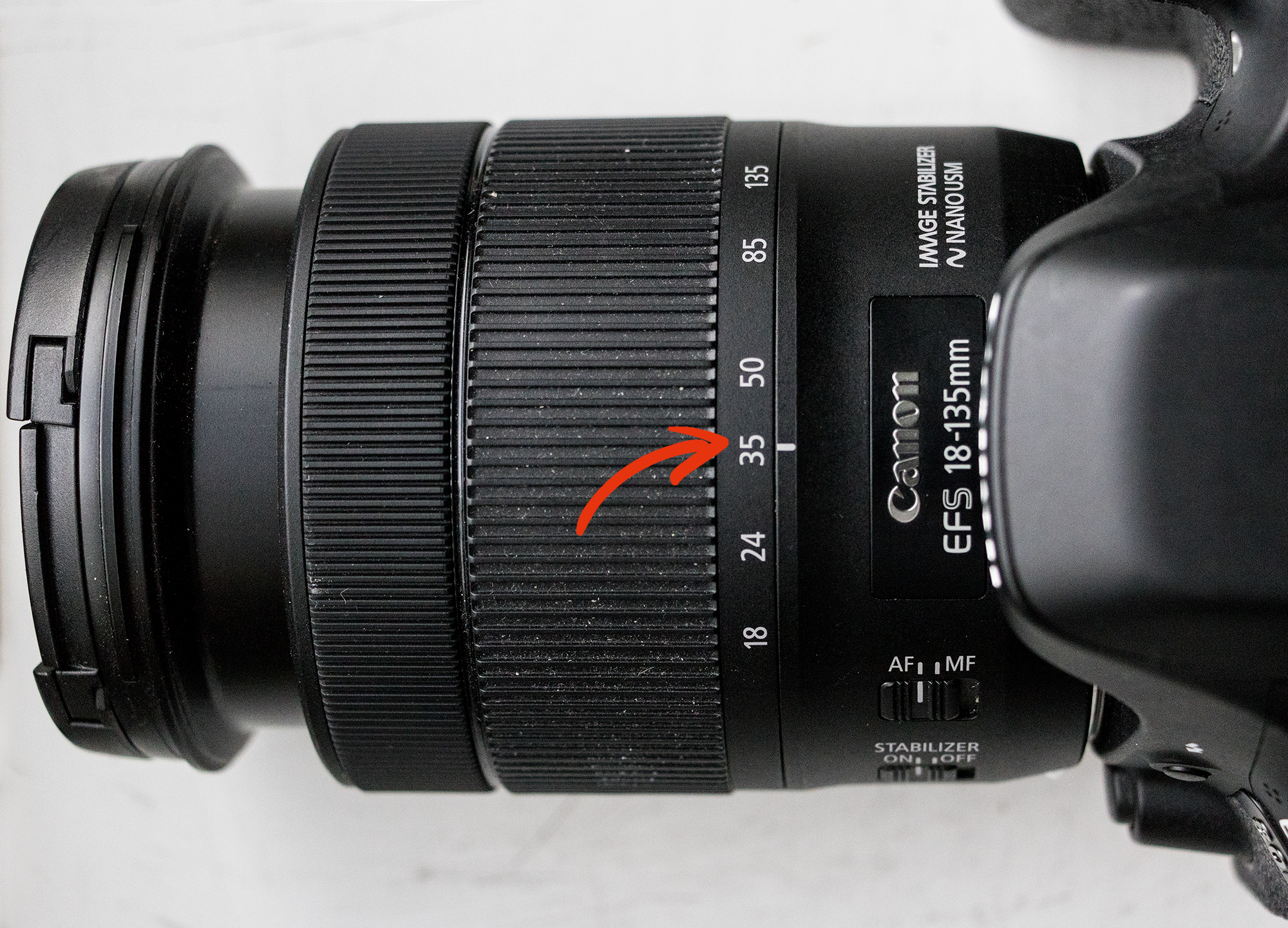 Canon 18–135 mm-objektiv med pil vid brännviddsskalan