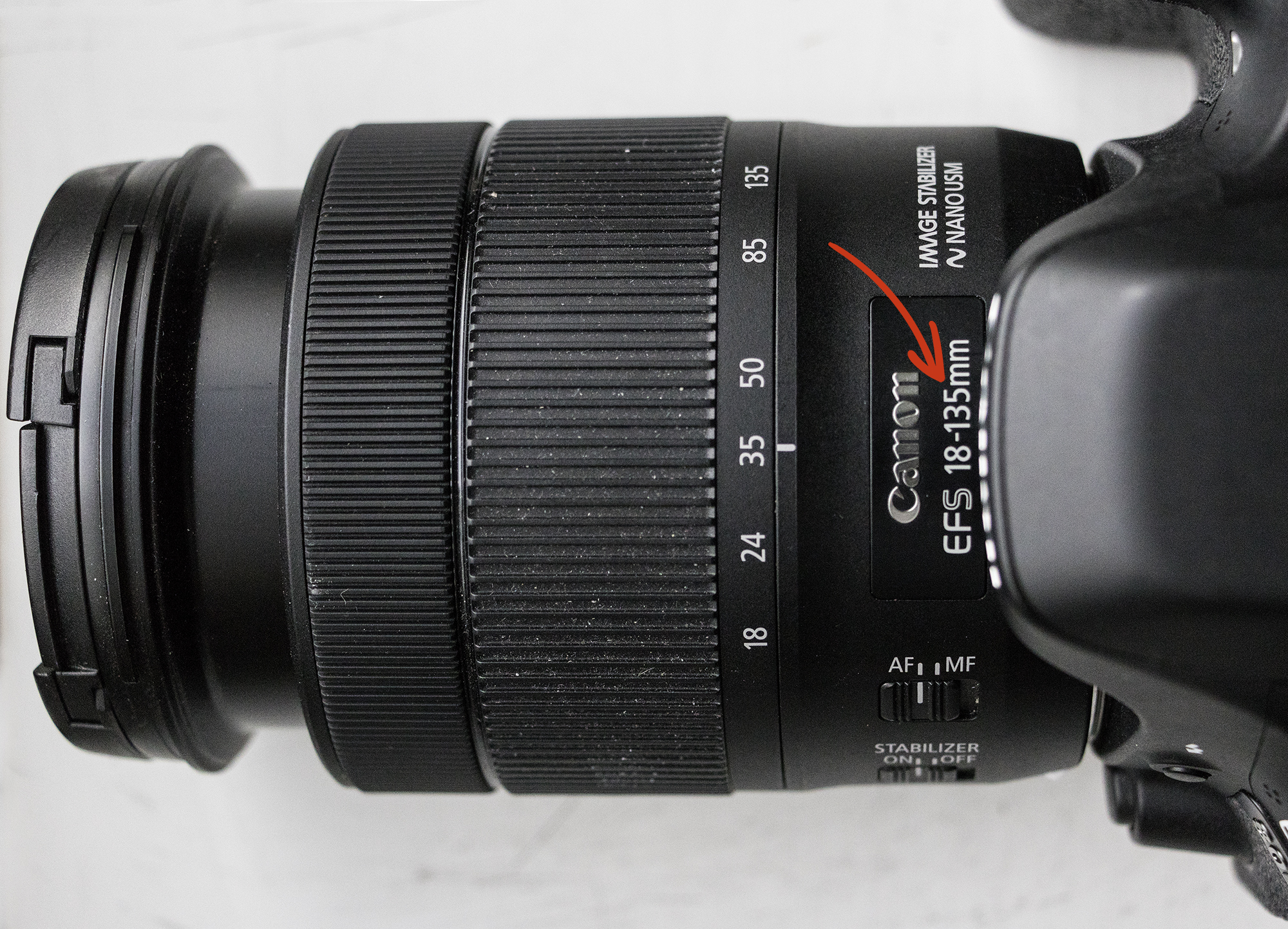 Canon 18–135 mm-objektiv med pil vid brännvidden