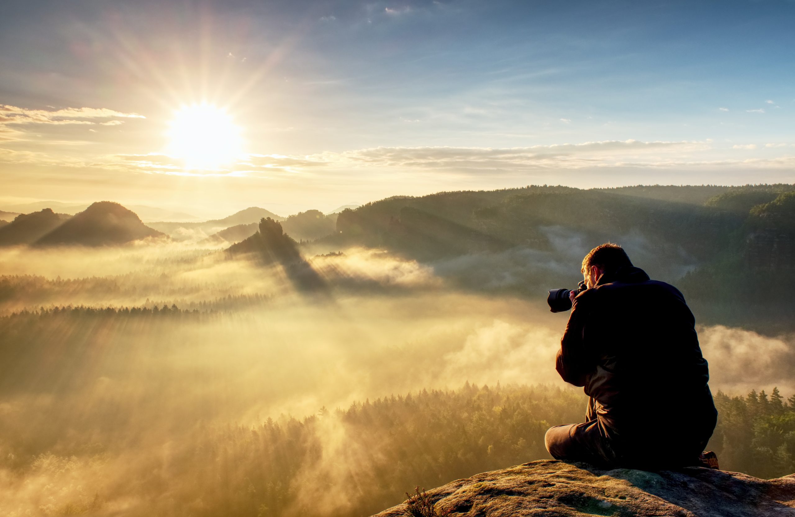 Man fotograferar soluppgång.