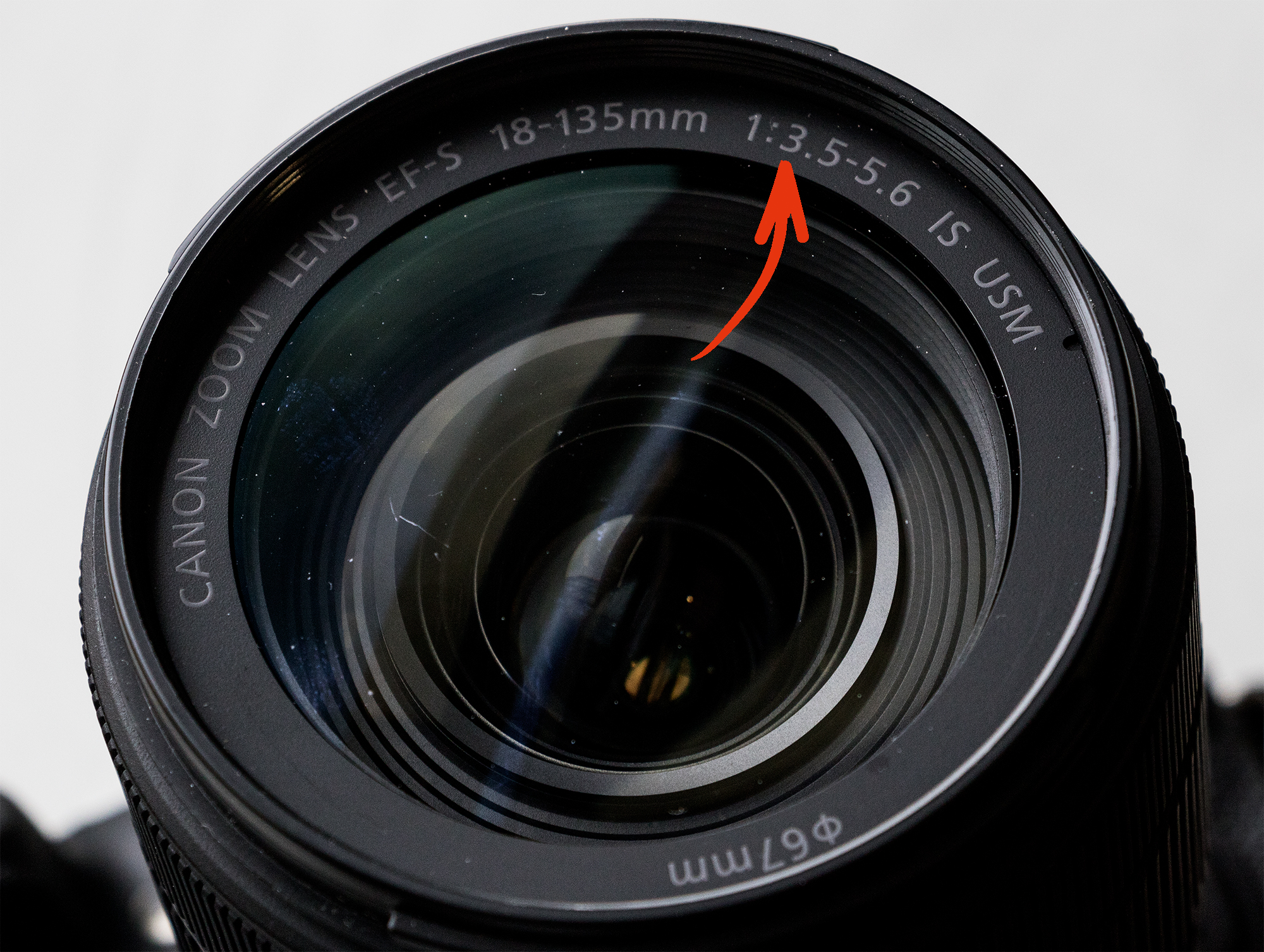 Nærbilde av Canon 18–135 mm objektiv