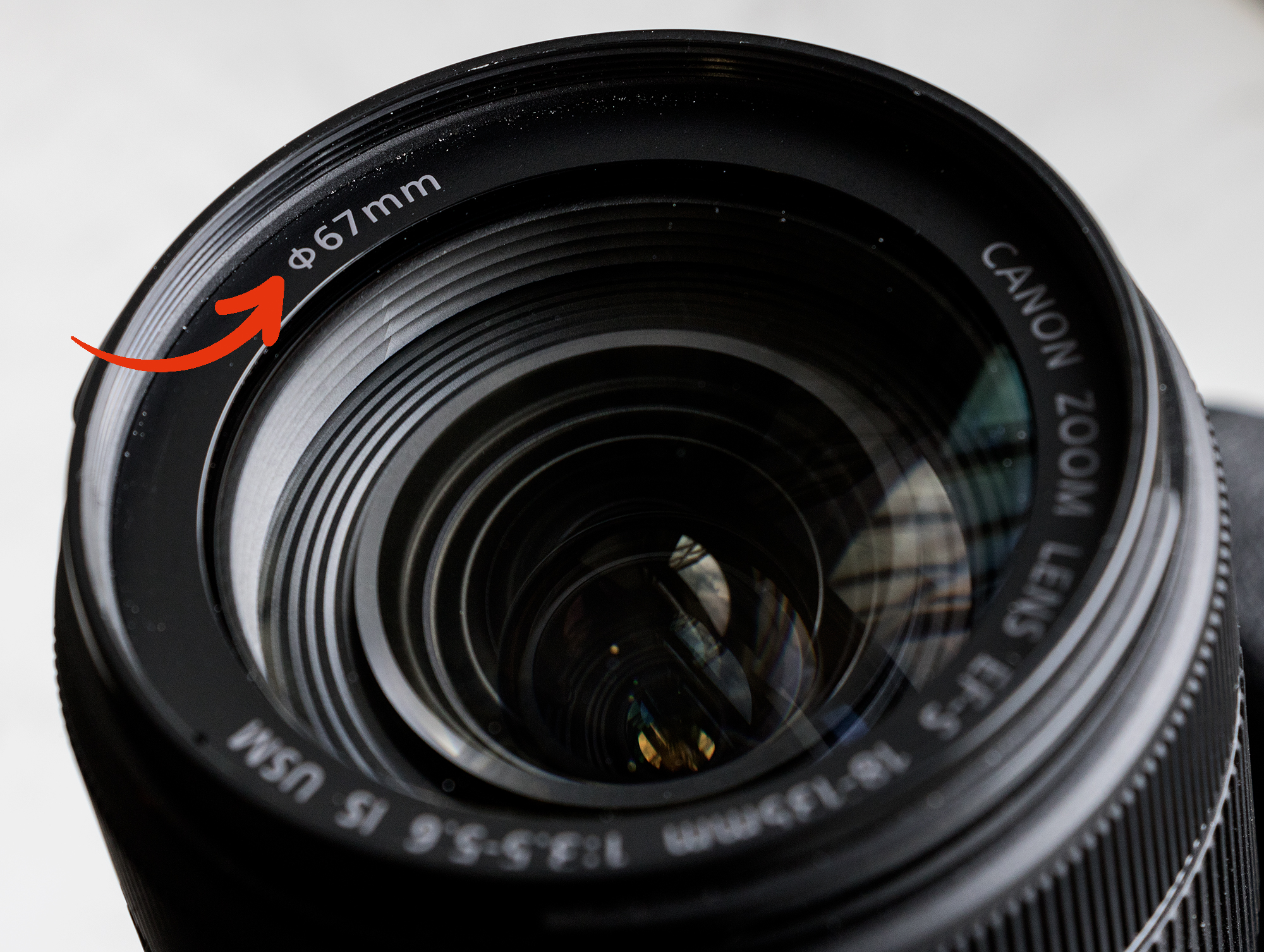 Lähikuva Canon 18–135 mm:n objektiivista.