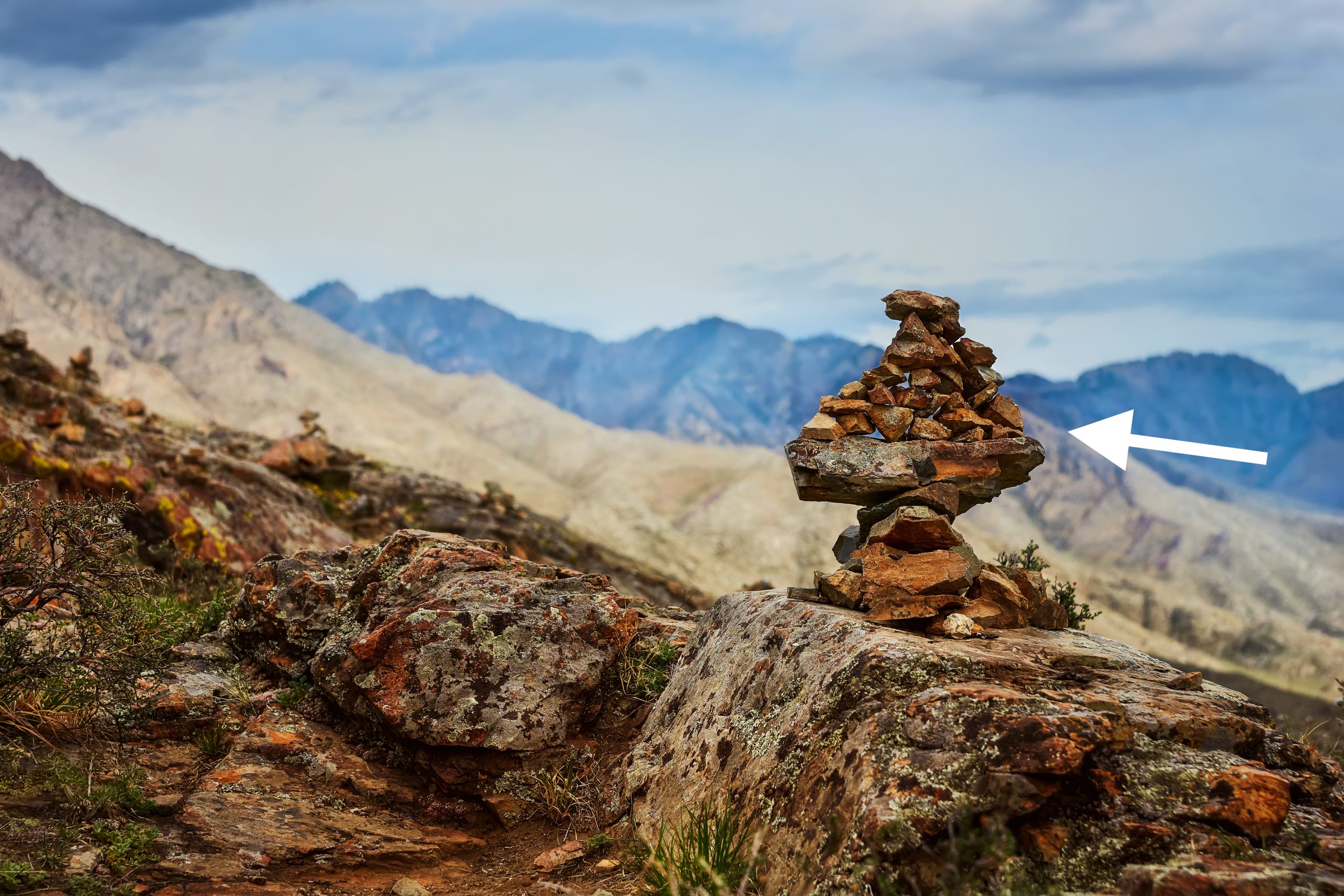 Stentempel i bergslandskap