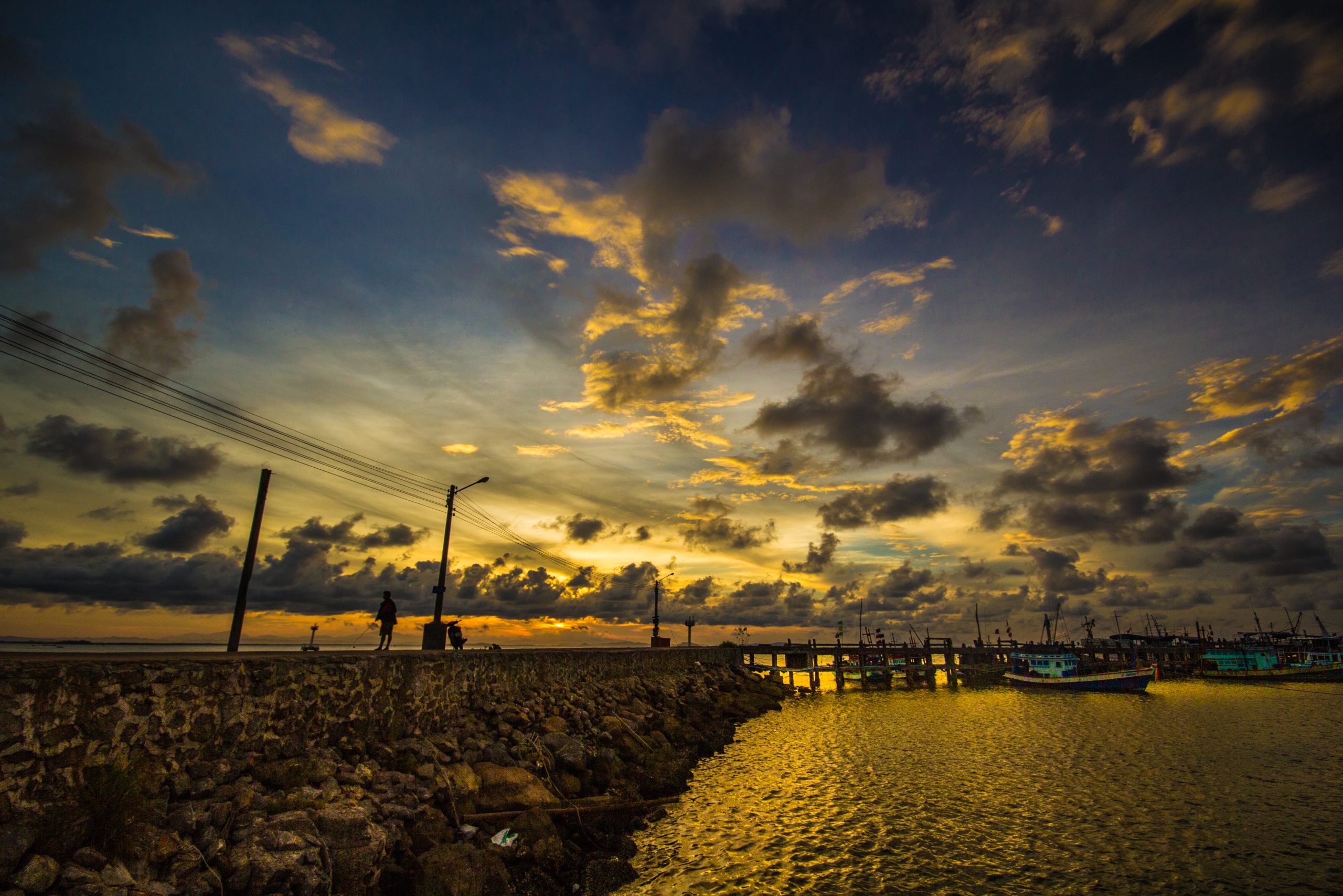 Laajasävykuva auringonlaskusta 