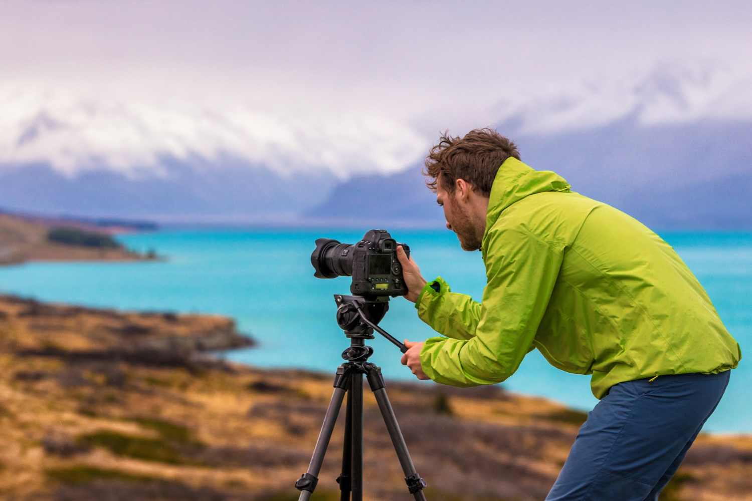 Man fotograferar bergskedja. 
