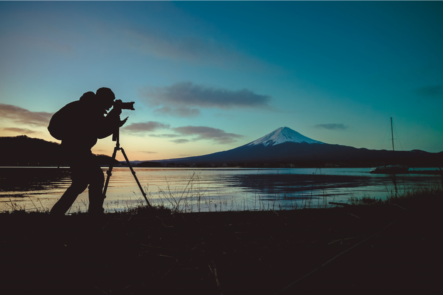 Mand fotograferer Fuji-bjerget