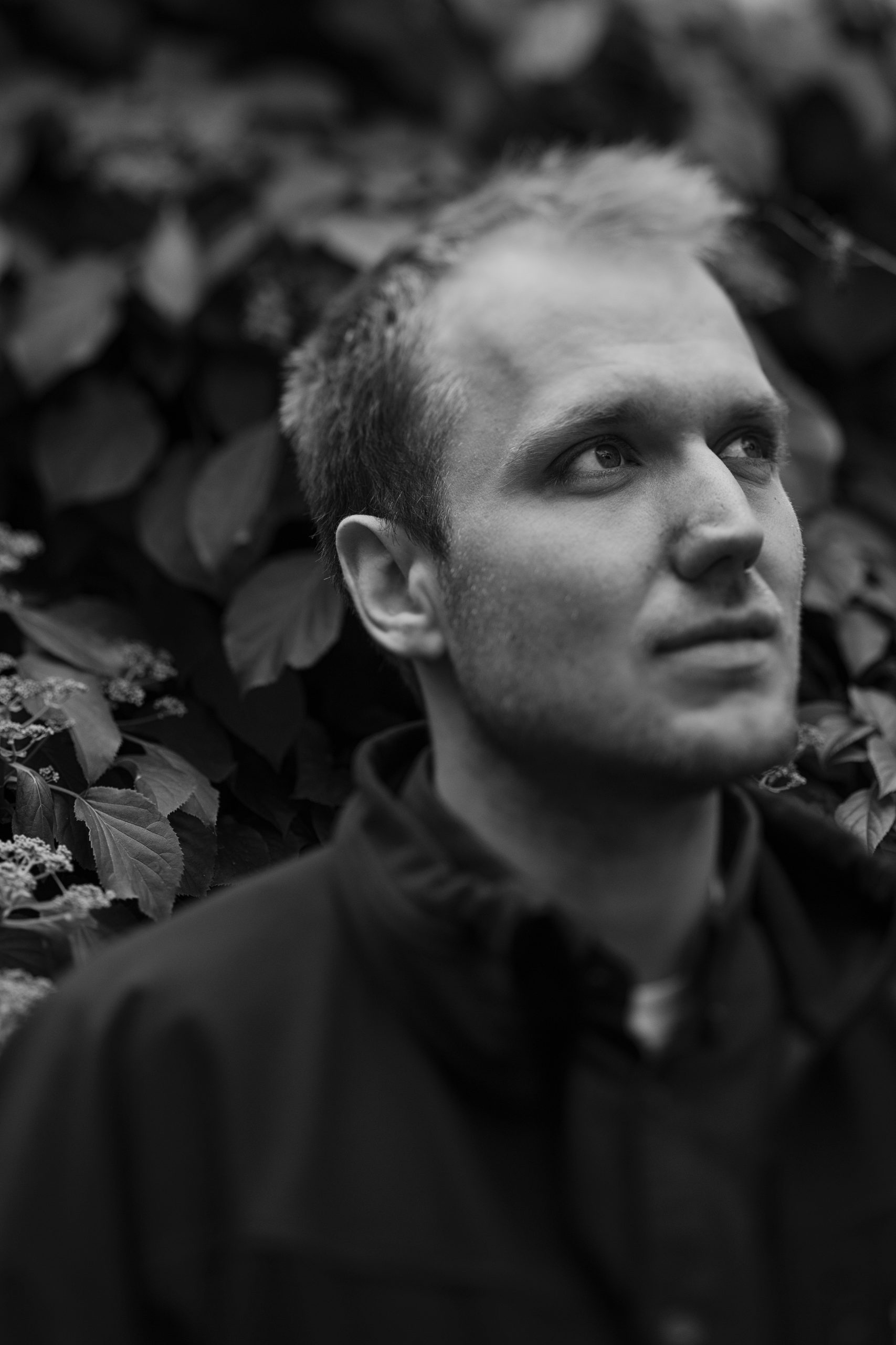 Porträtt av ung man taget med litet skärpedjup och tilt-shift