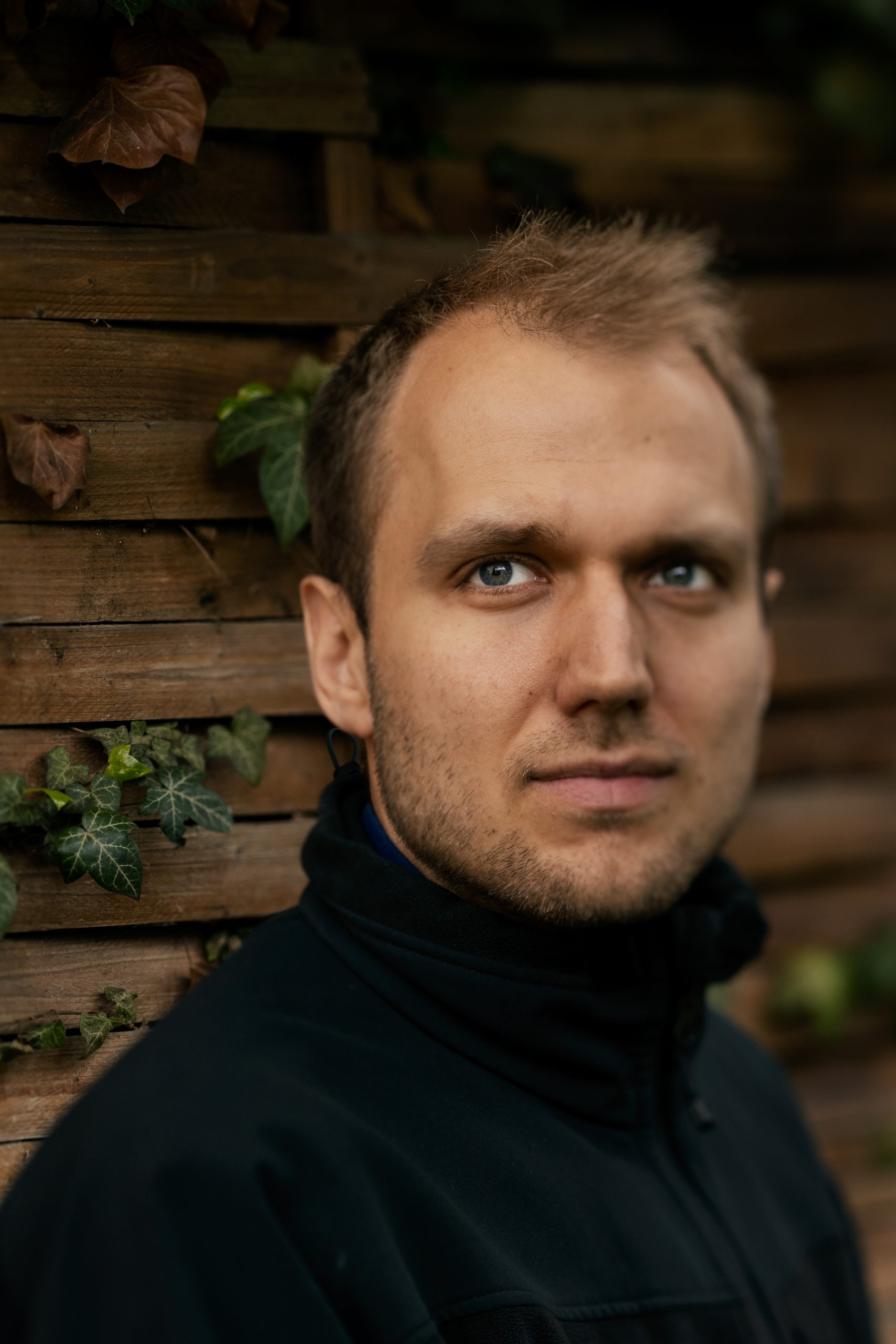 Nuoren miehen kuva, jossa on matala syväterävyys ja tilt/shift