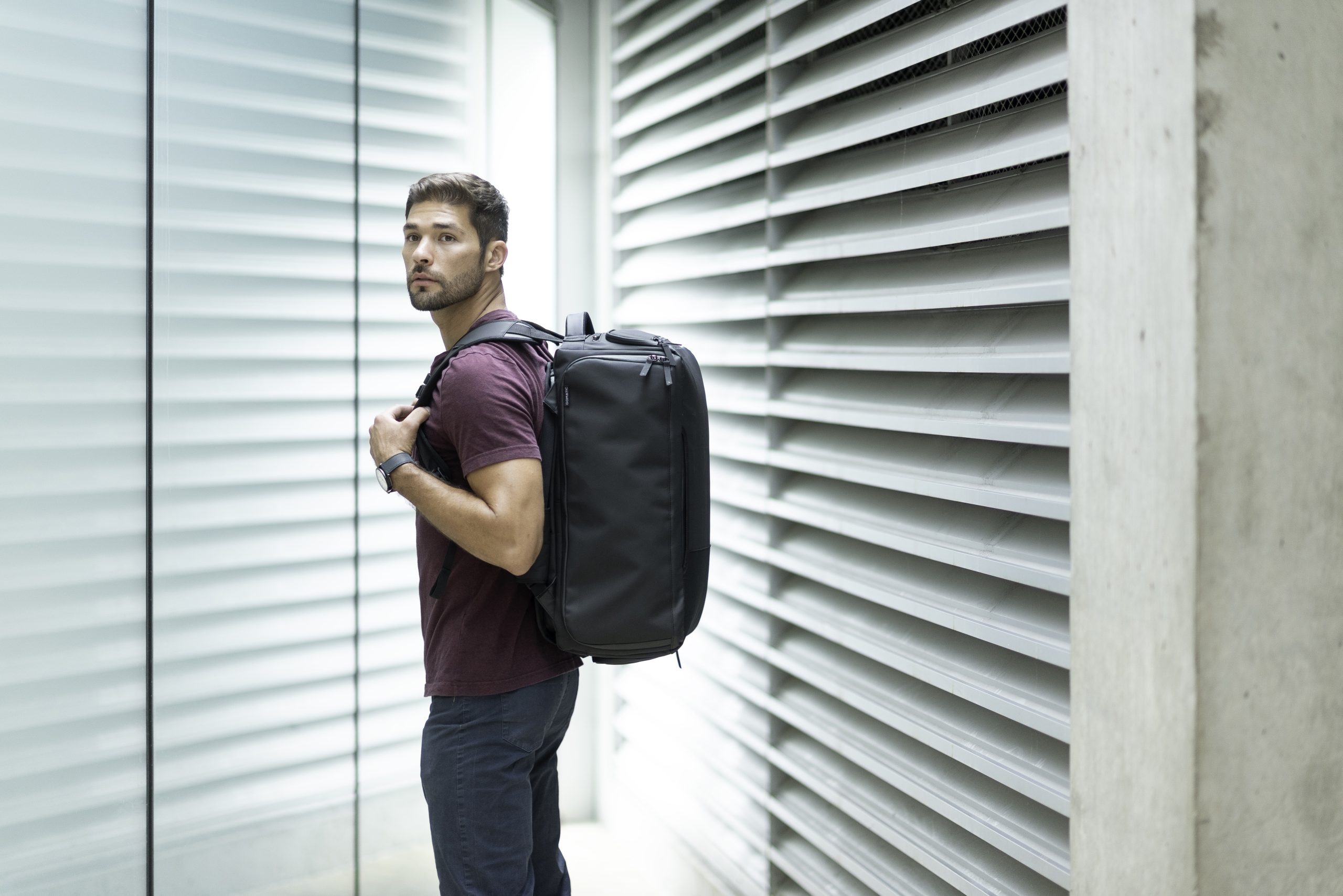 Man med väska från Gomatic/Nomatic