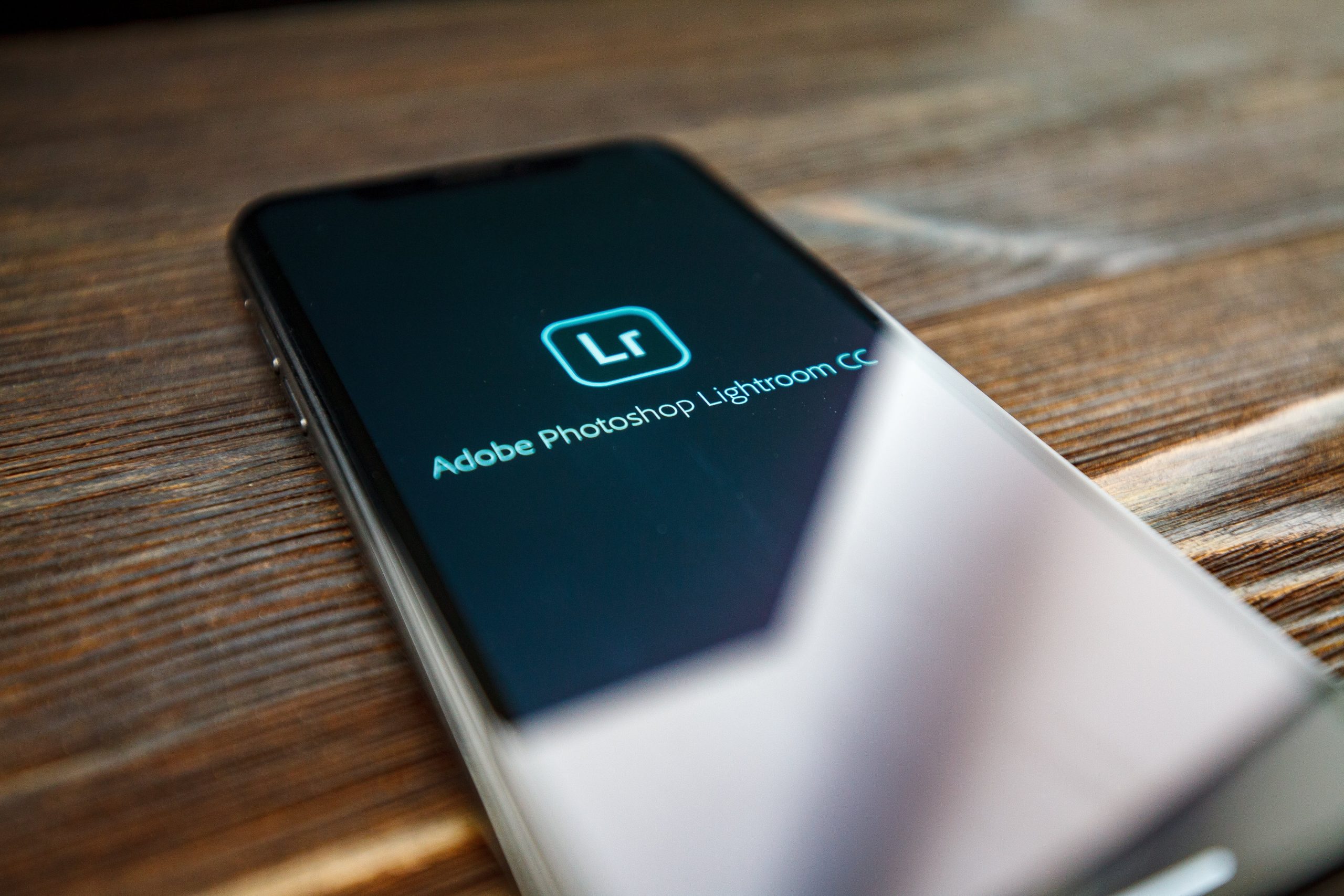 En telefon med Lightroom-appen