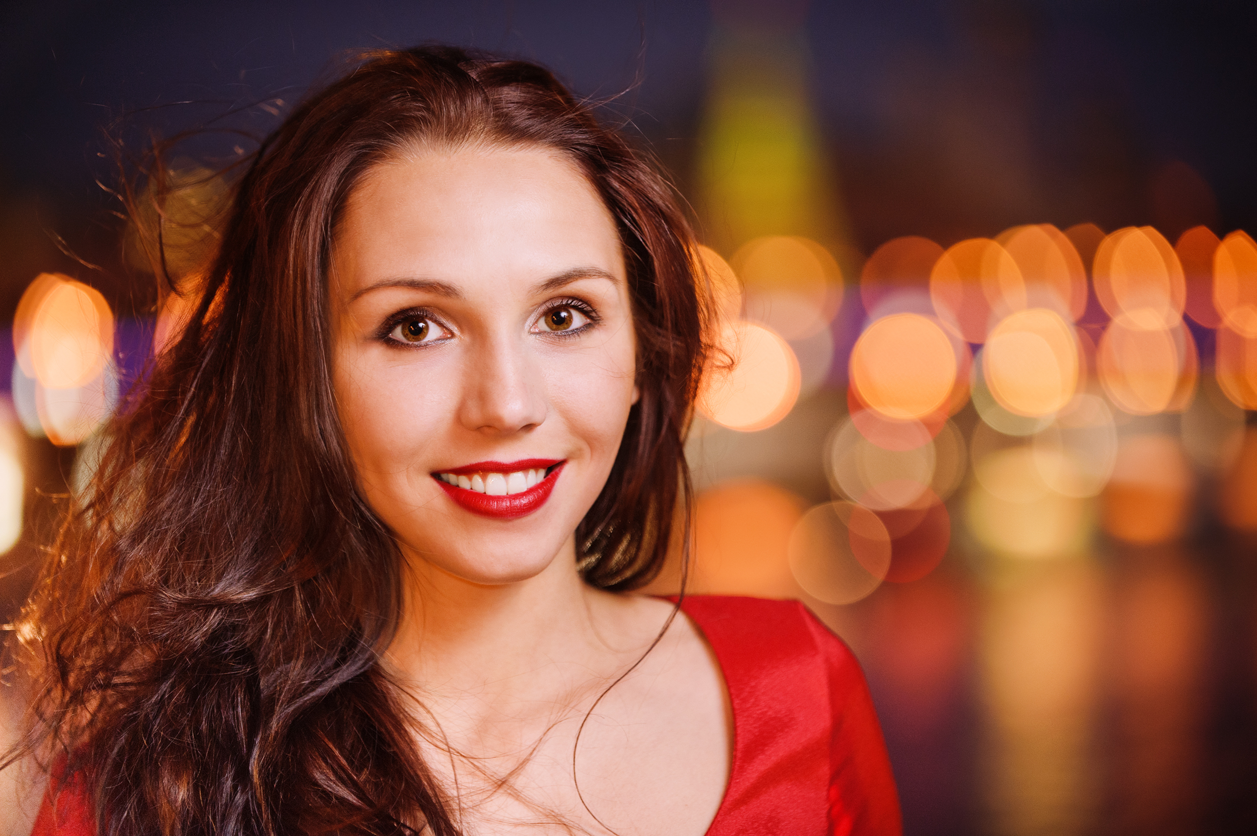 Kvinde fotograferet i svagt lys.