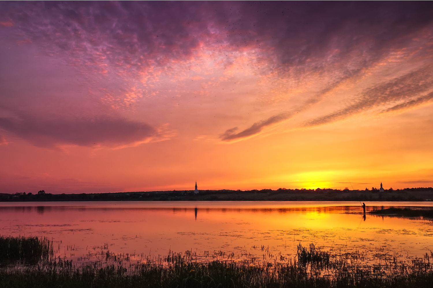 Auringonlasku merellä