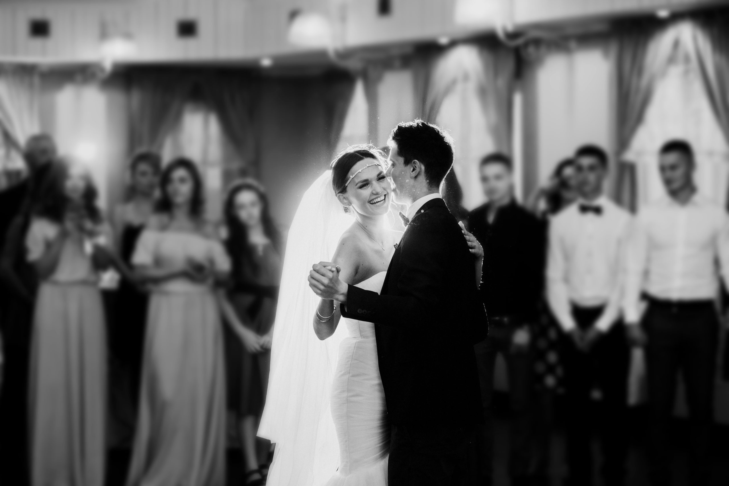 Hääpari tanssii häätanssia.