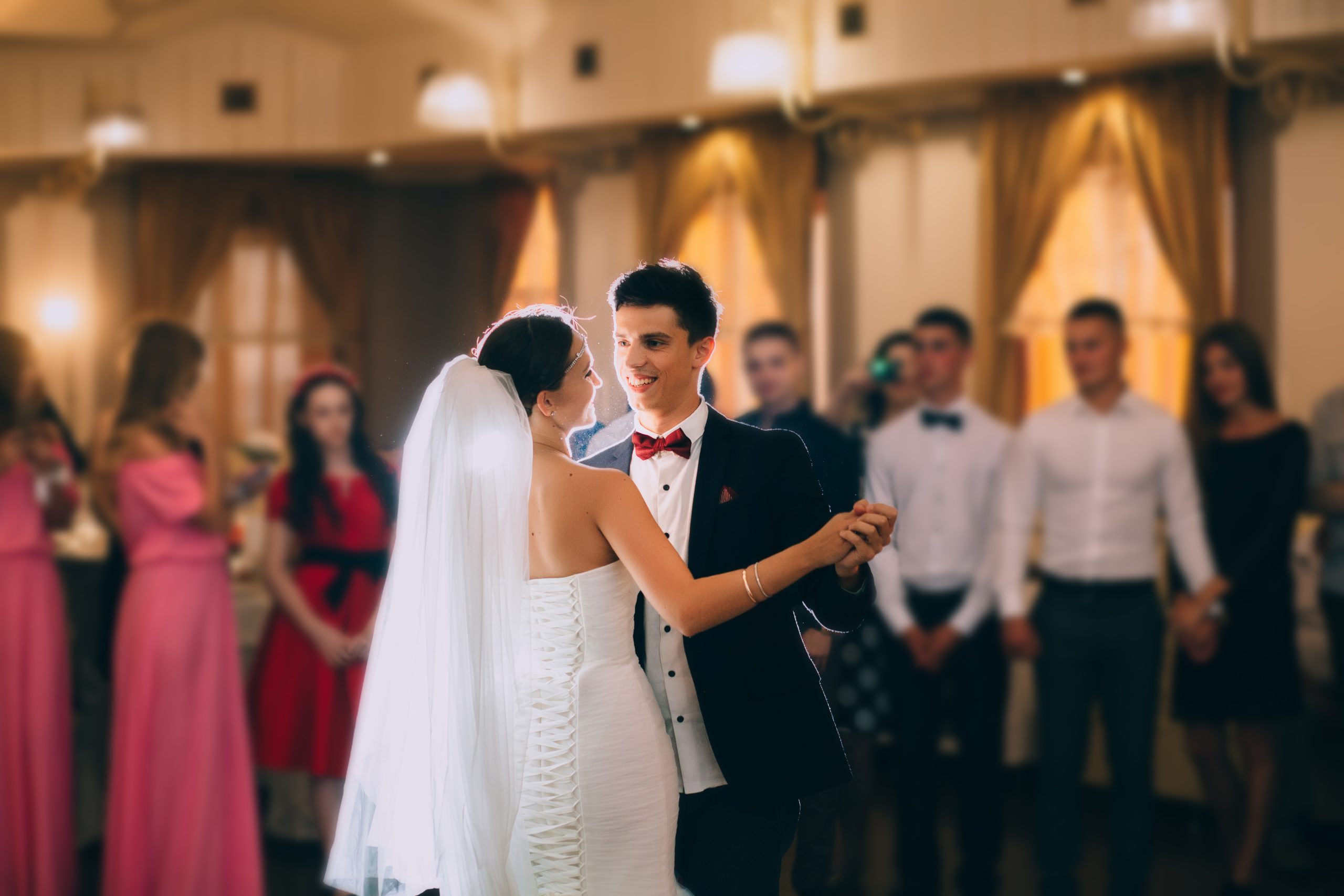 Ungt nygift brudpar dansar sin första dans