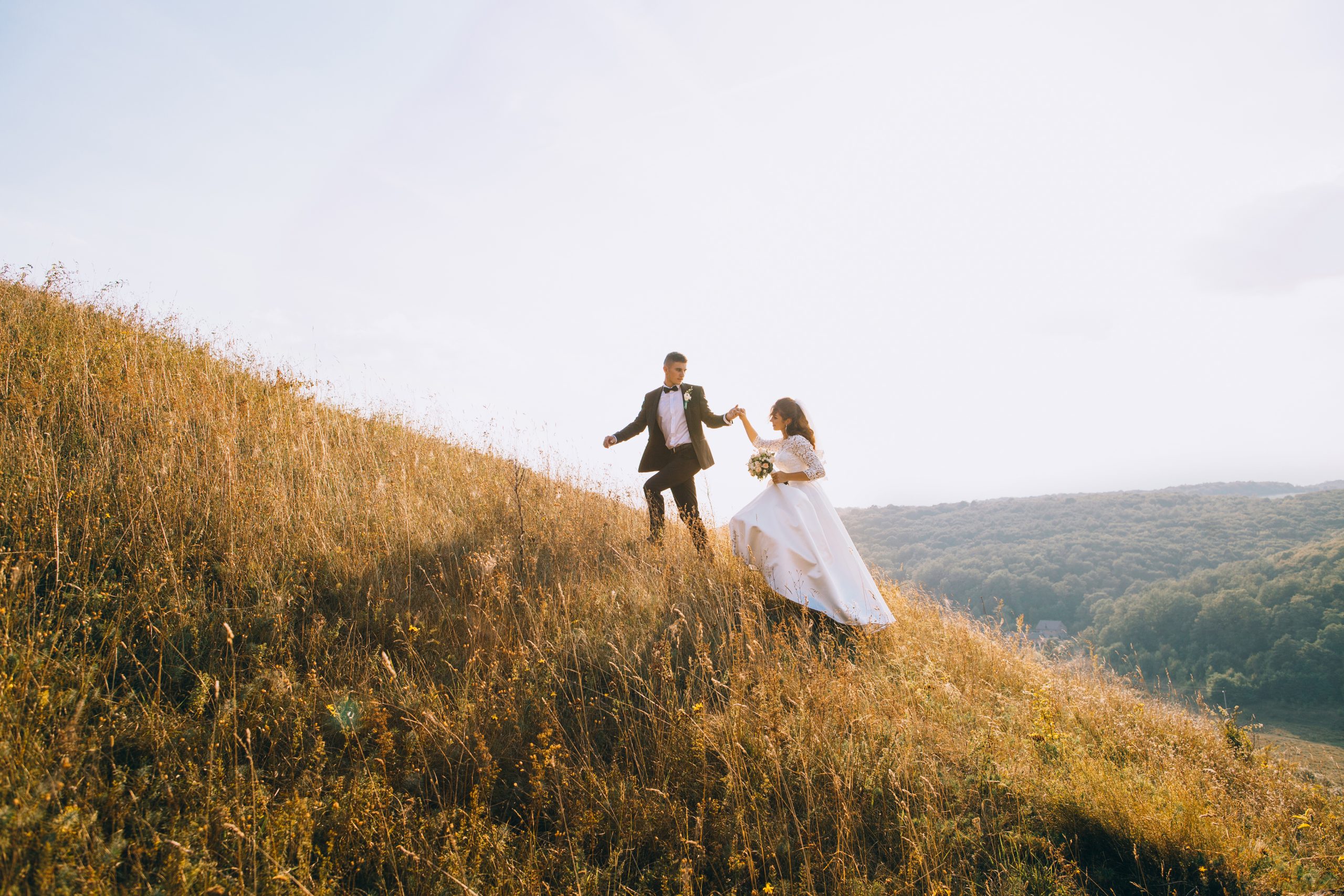 Ungt nygift brudepar i naturen