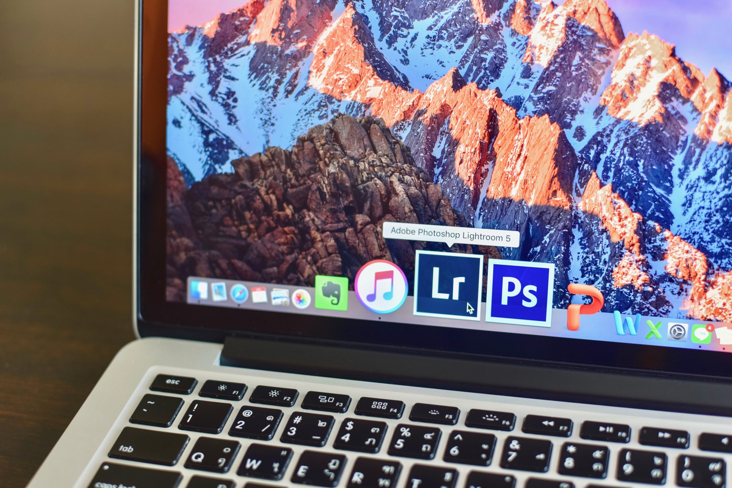 Lightroom och Photoshop på datorn.