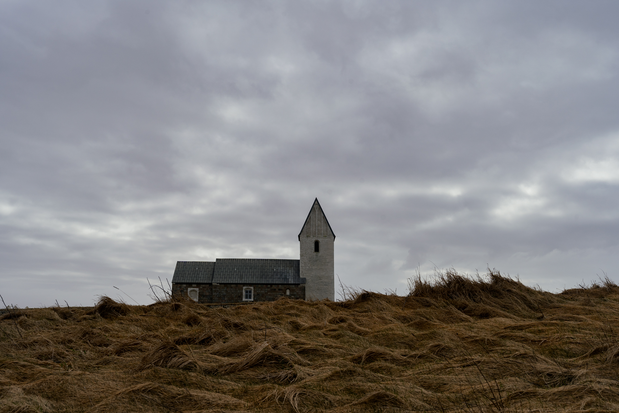 Enkelt landskabsbillede med kirke