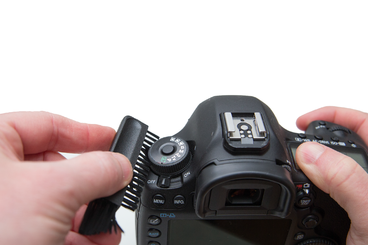 Använd en mjuk borste för att ta bort sand och damm från knapparna och rattarna