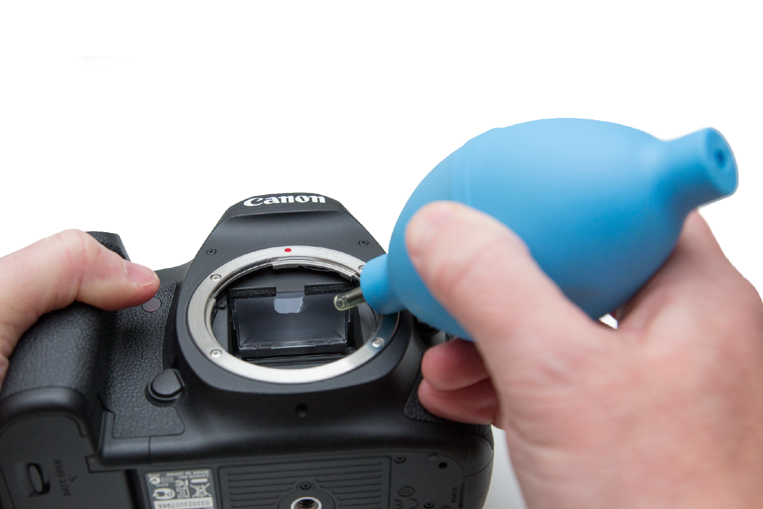 Støv blæses væk fra kameraets spejl