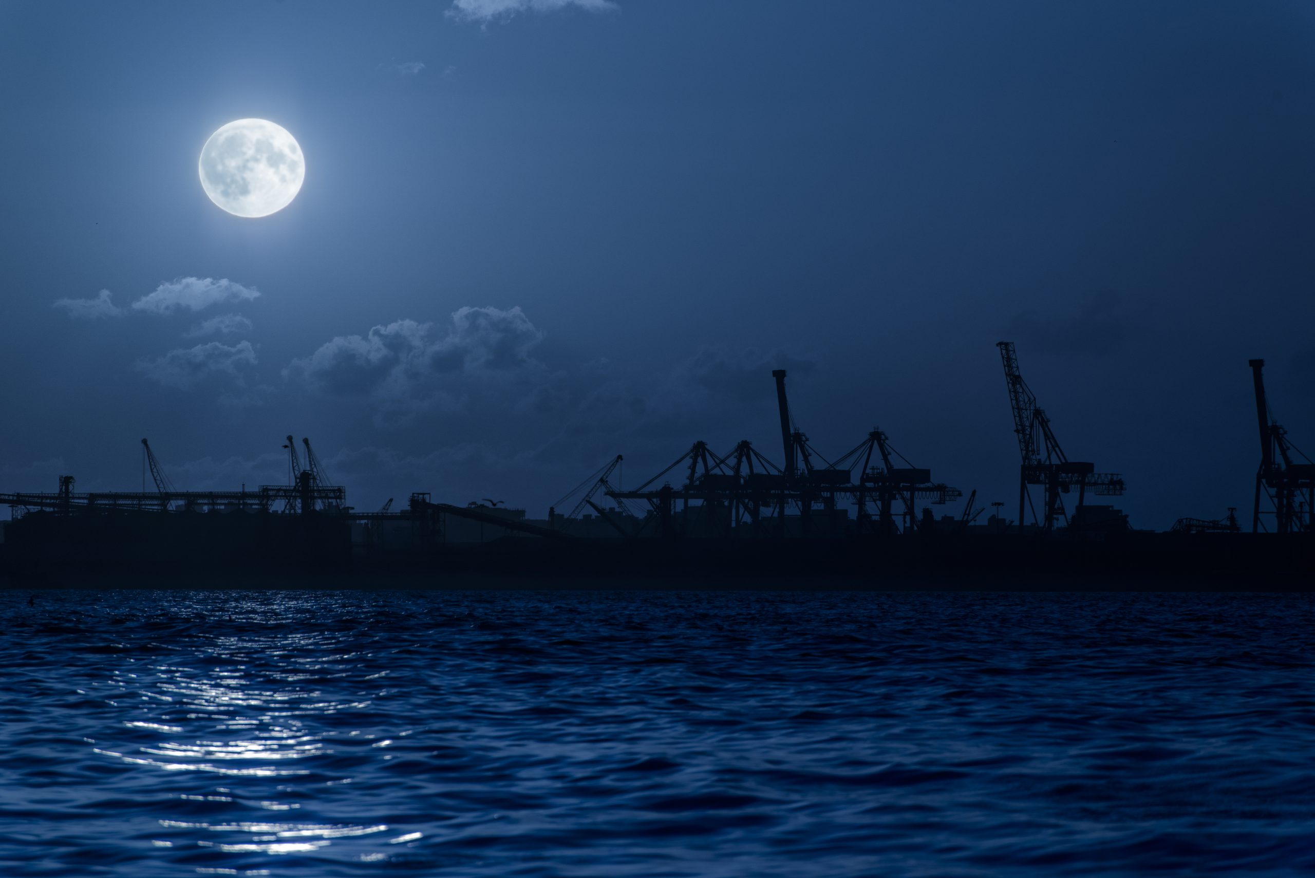 Fullmåne över hamn
