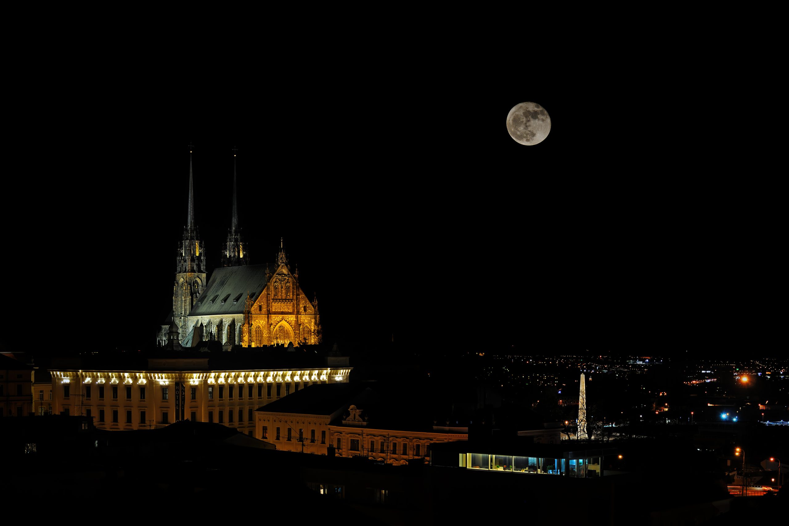 Supermåne over katedral