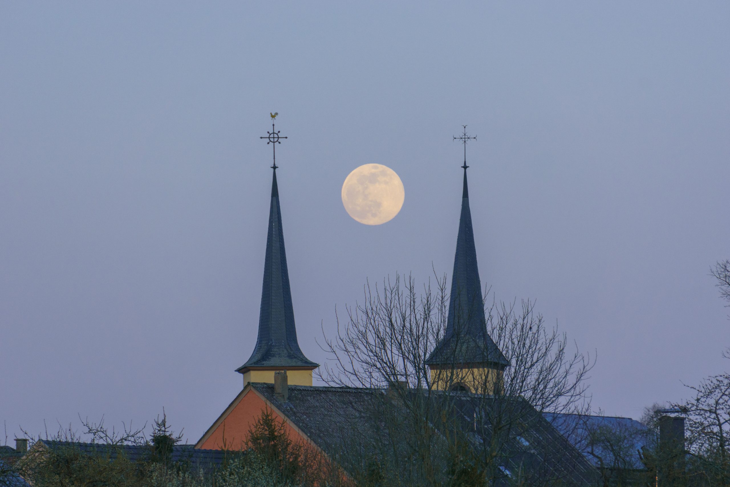 Supermåne over kirke