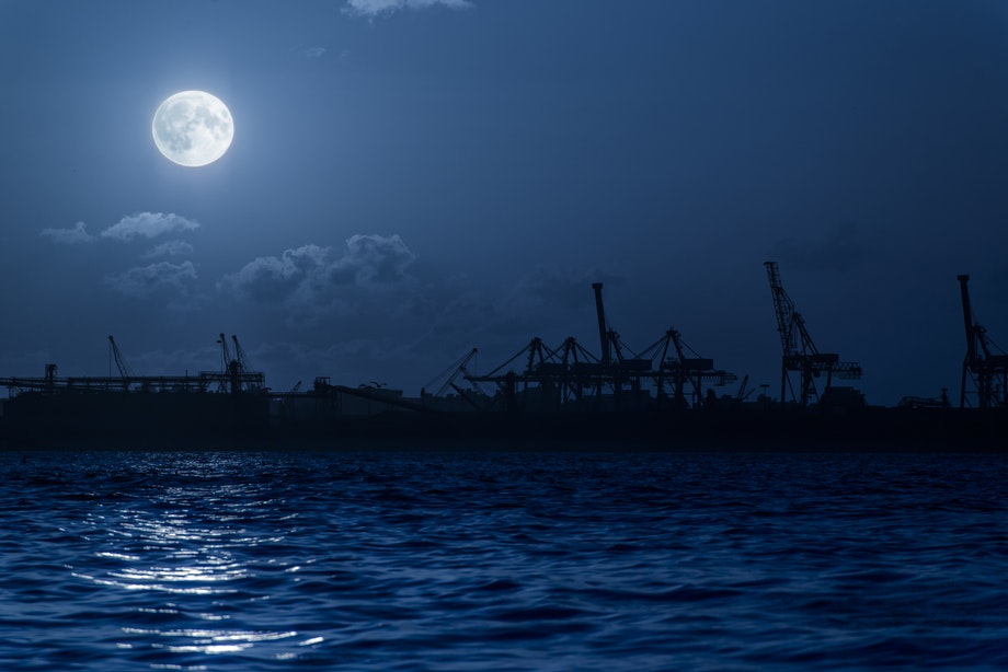 Kuutamo sataman yllä.