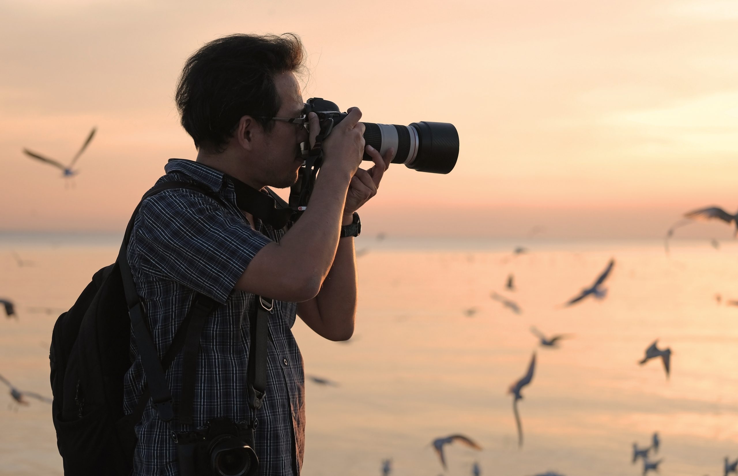 Fotograf med zoomobjektiv