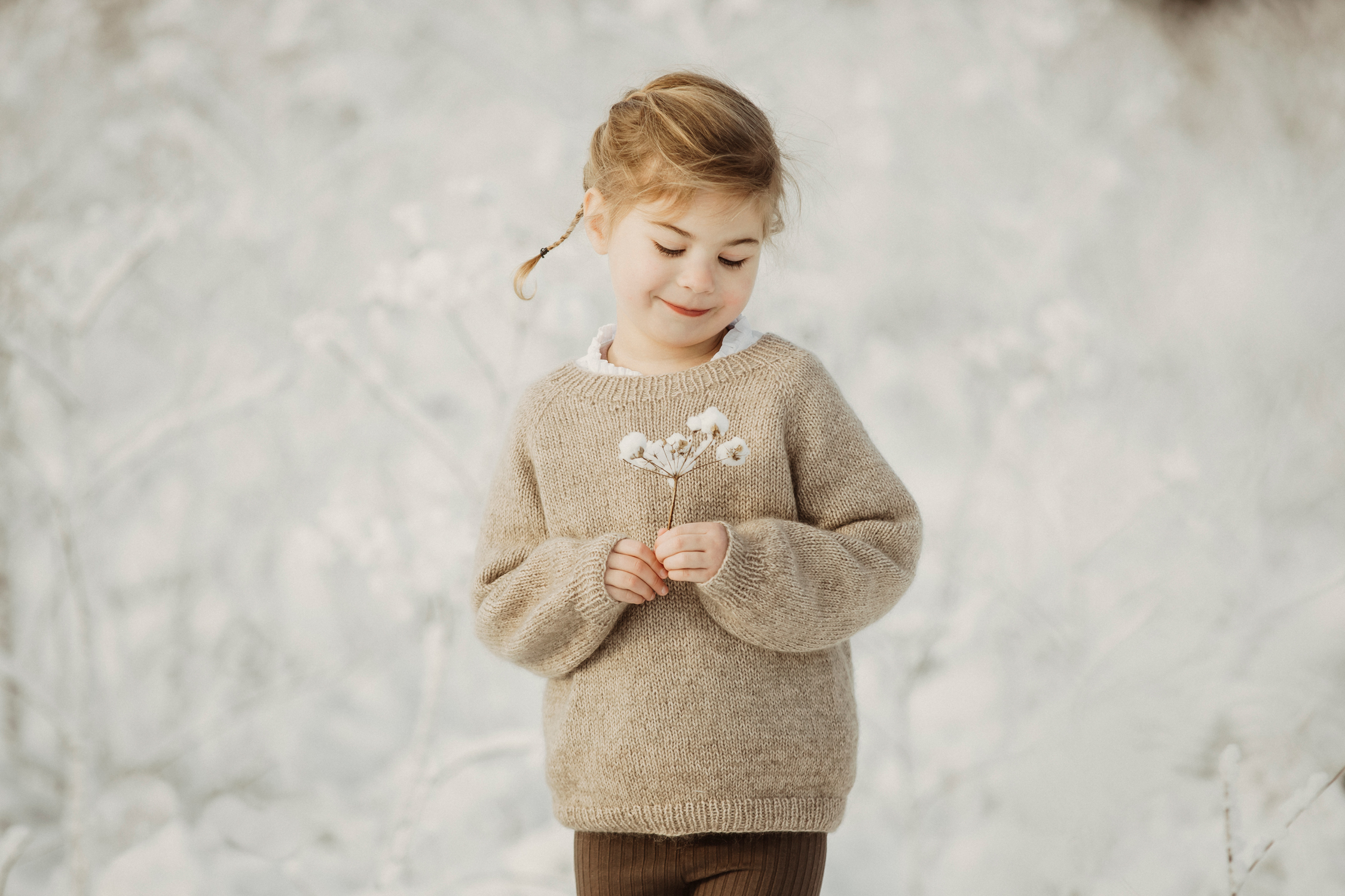 Portrett av jente med blomst