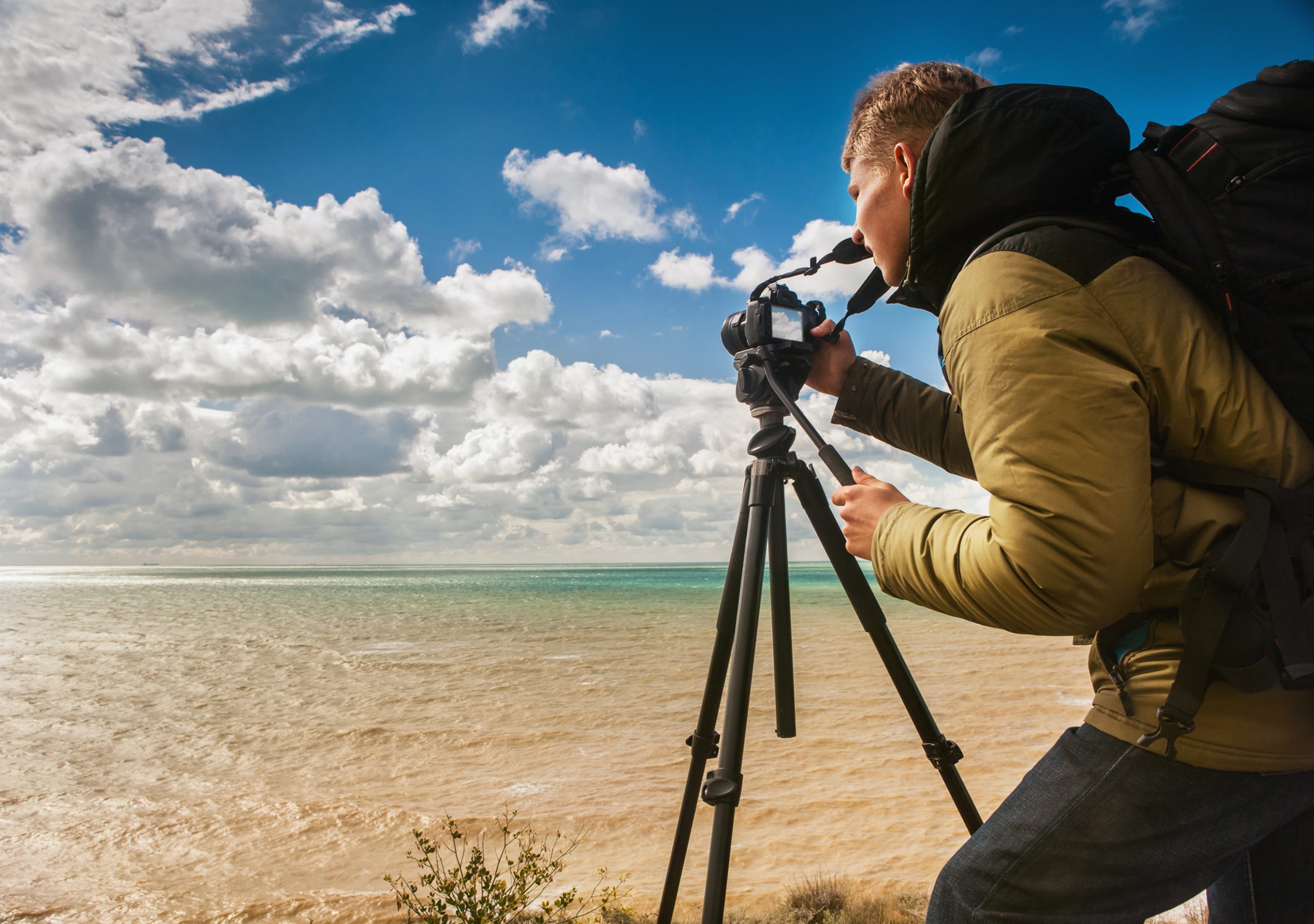 Man fotograferar på stativ
