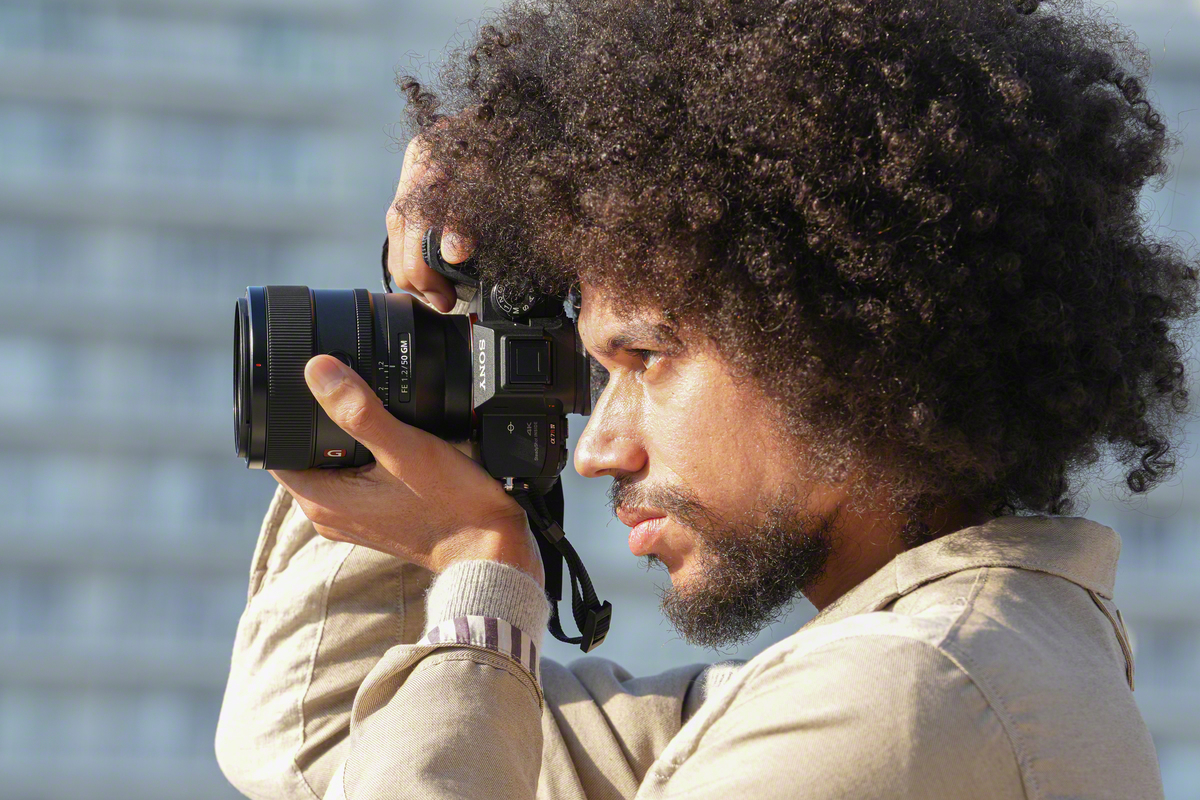 Mand fotograferer med Sony FE 50mm F1.2 GM