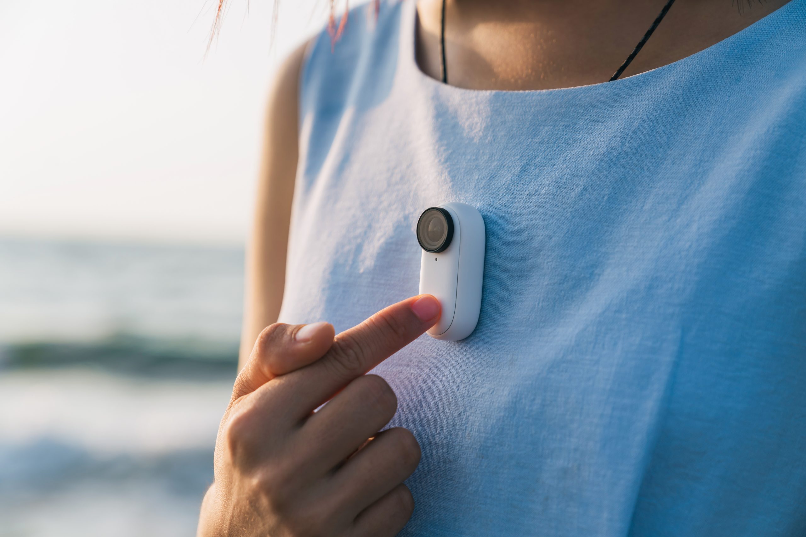 Här bärs Insta 360 Go 2 via ett halsband under tröjan. Insta 360 Go 2 har en inbyggd magnet, så det är lätt att fästa den på kläderna.