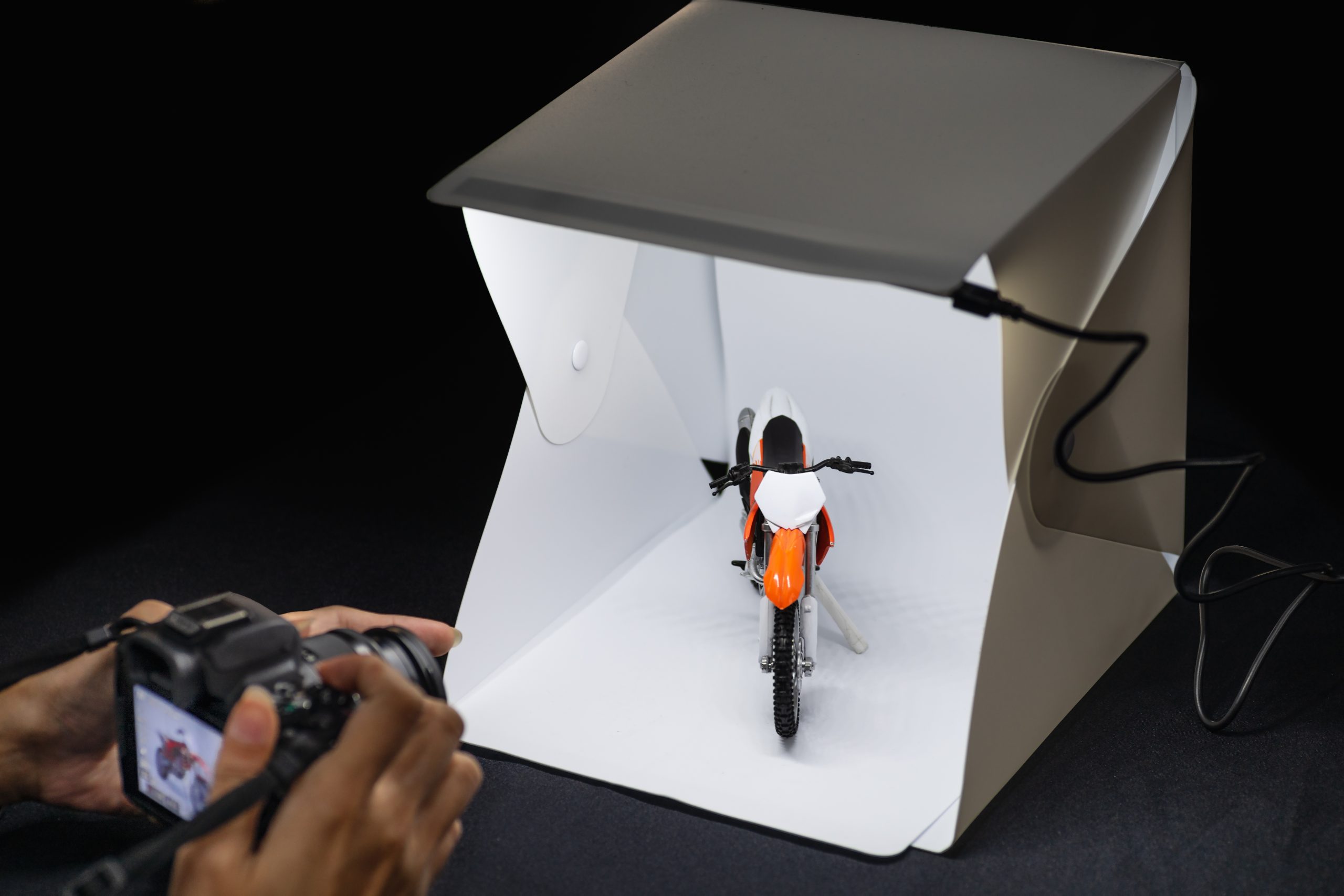 Liten fotostudio med motorcykel i miniatyr