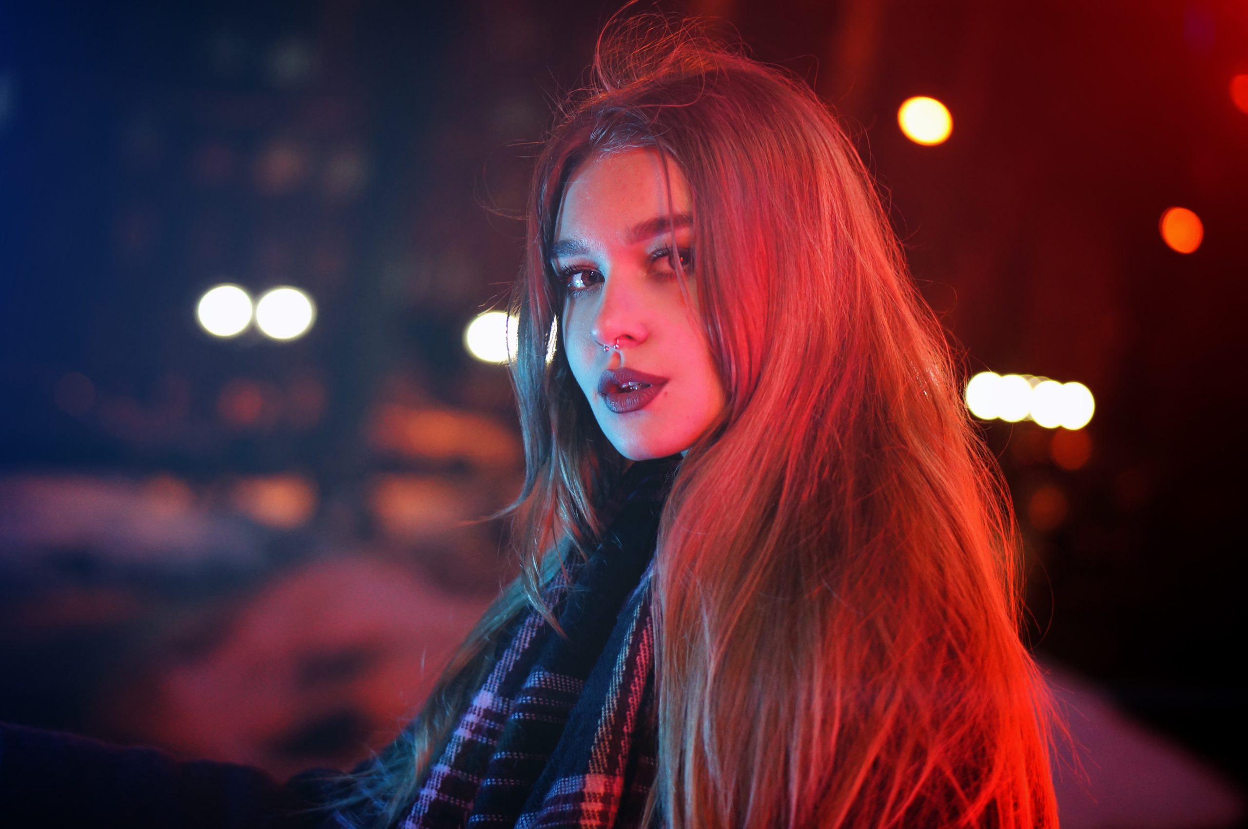 porträtt av kvinna i kvällsljus