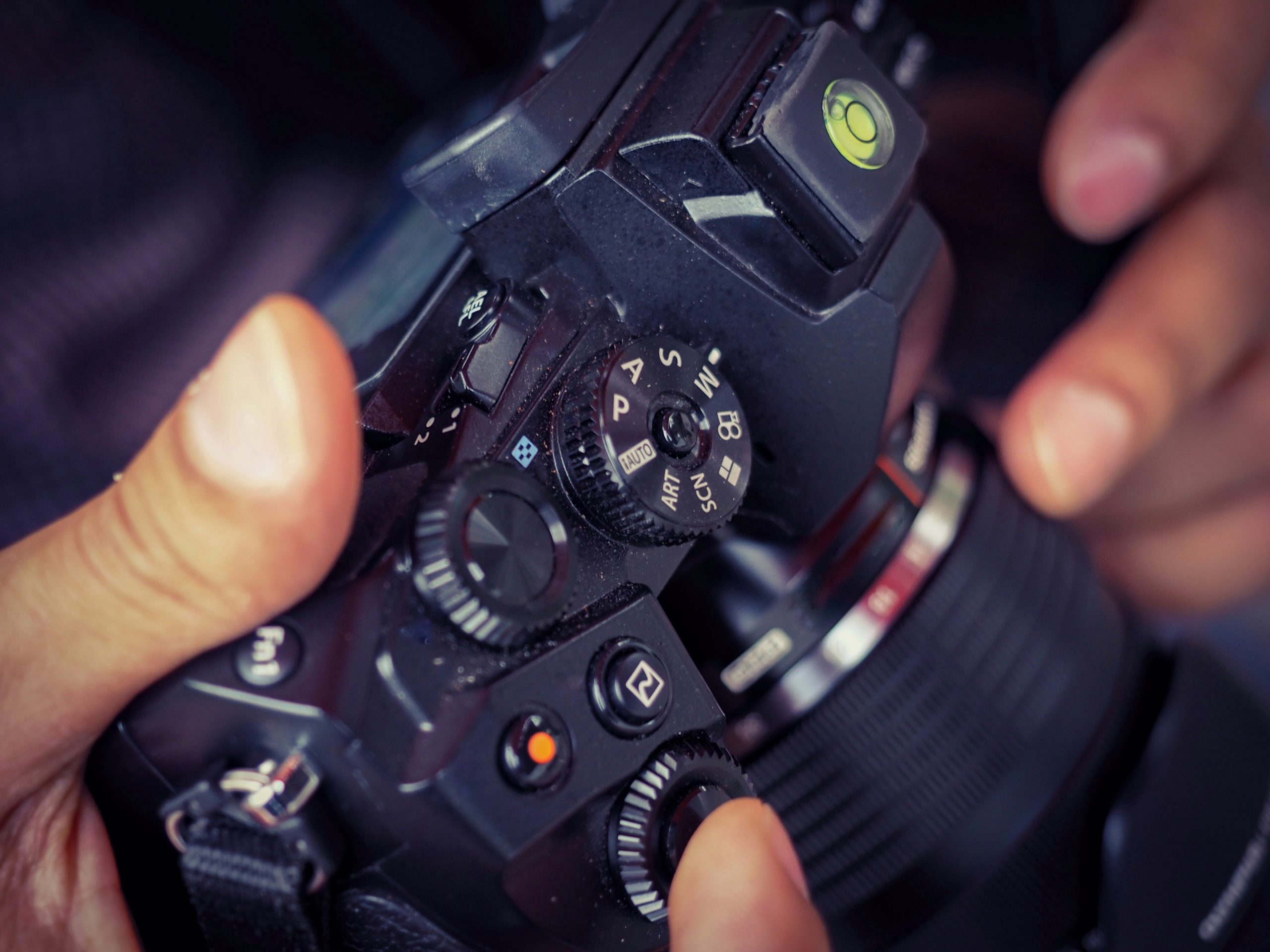 Fotograf justerar sin kamera