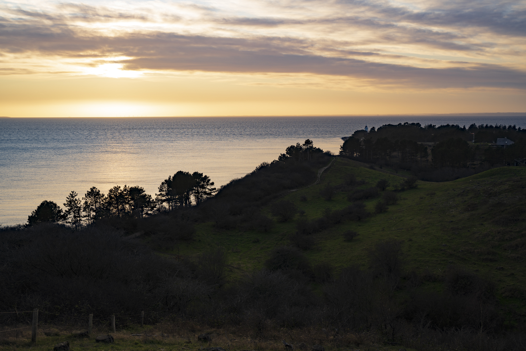 Landskap med solnedgång och orange och blå toner