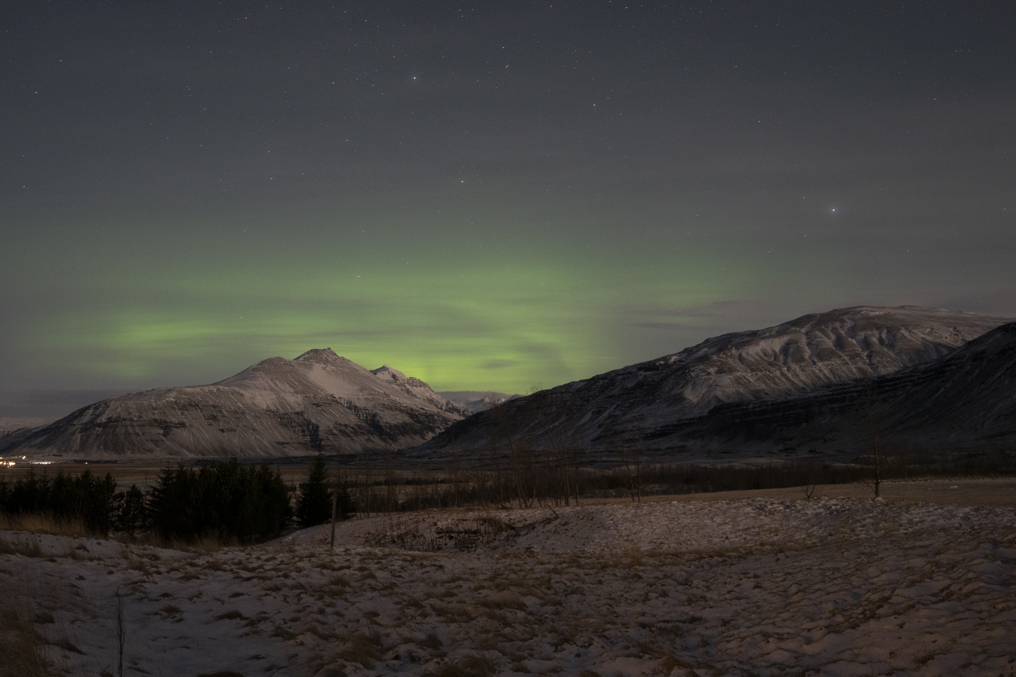 Landskabsbillede med svagt nordlys