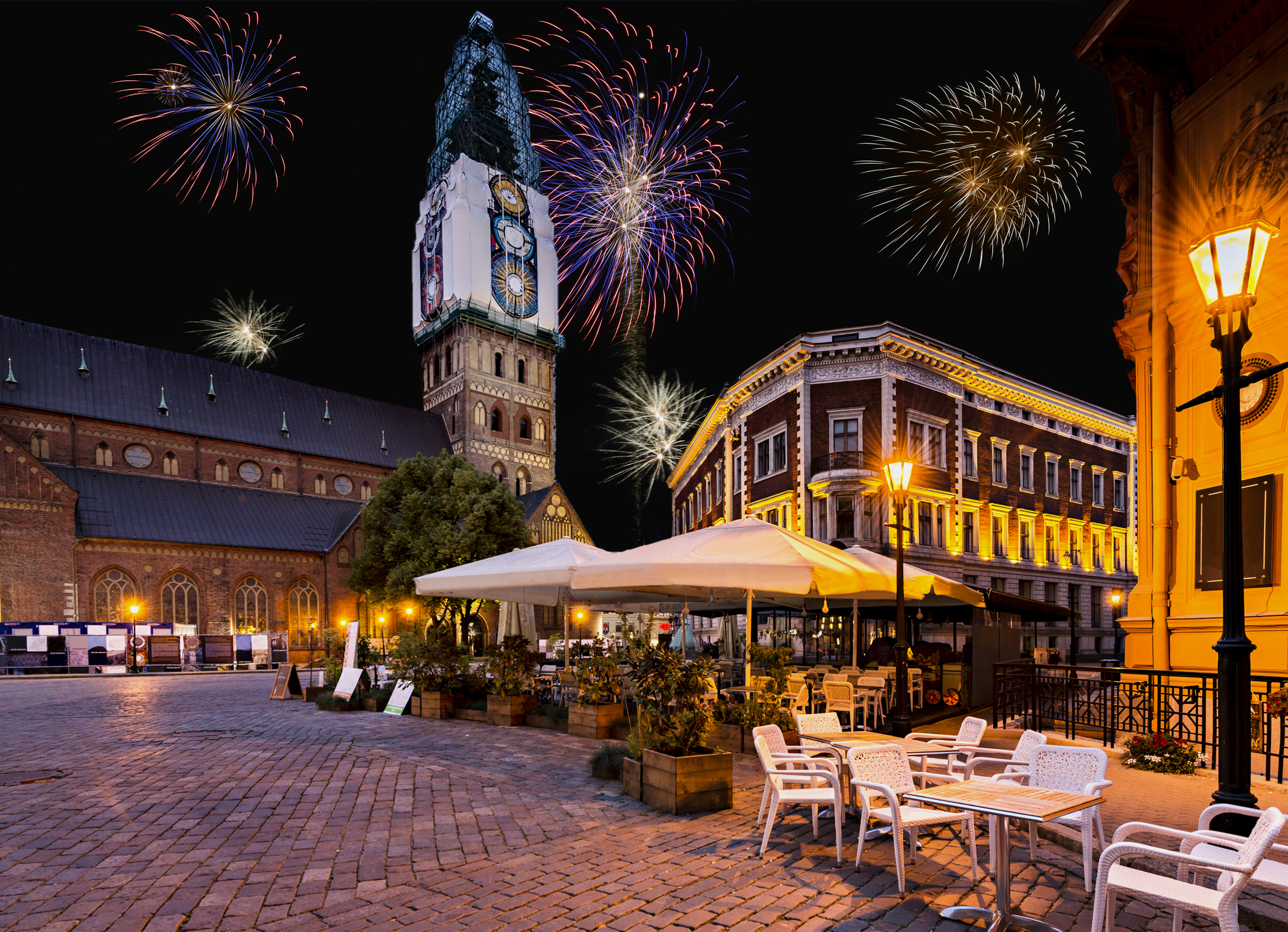 Bilde av fyrverkeri på himmelen over torg i storby